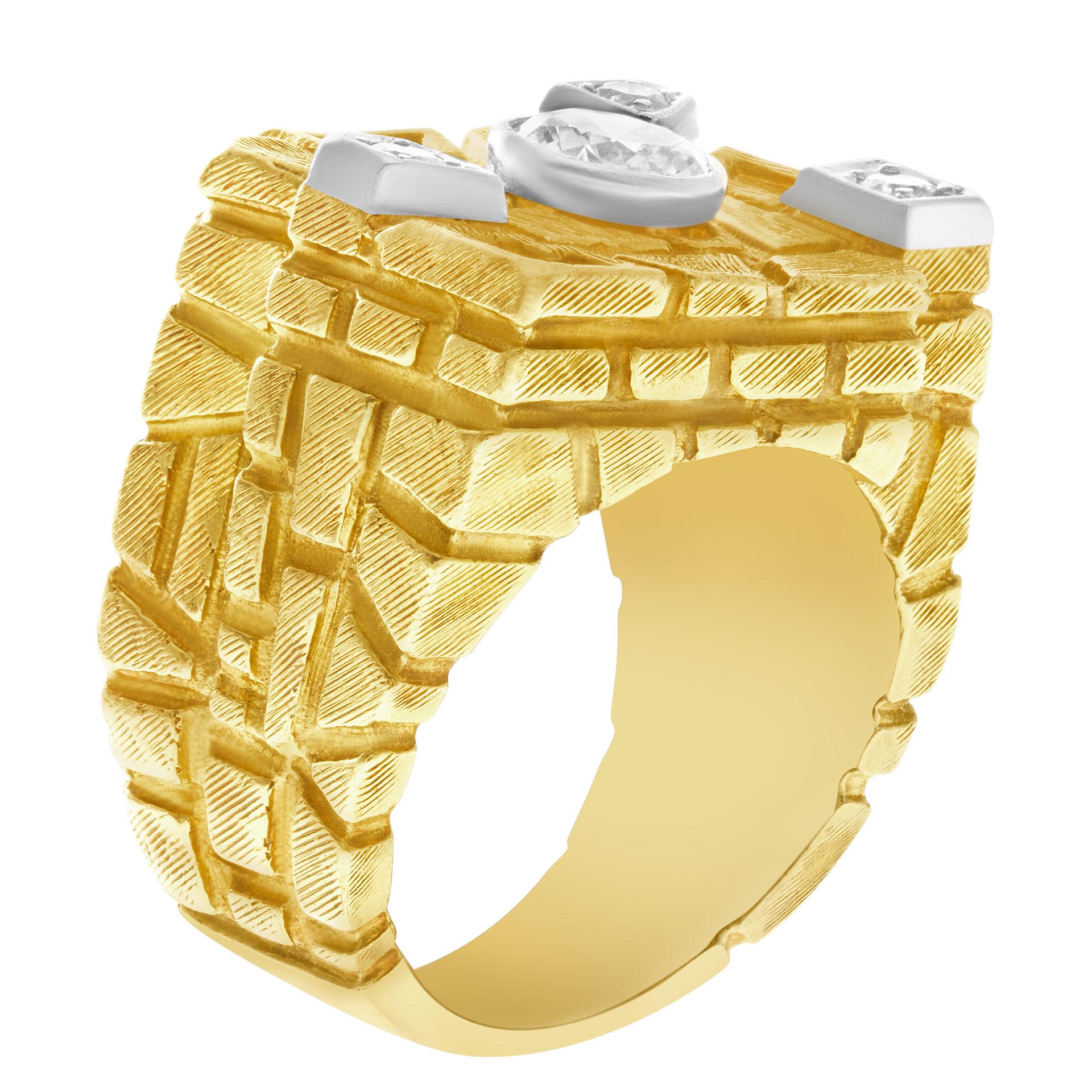 Geometrische Eleganz! GIA-Bericht zertifiziert Runde Brillantschliff Diamant 1,03 Karat (J Farbe, VS2 Klarheit) Ziegel und Block. Unisex-Ring in 14k Gold mit Diamant-Akzenten (jeweils 0,10 Karat). Größe 10. Dieser GIA-zertifizierte Ring hat derzeit