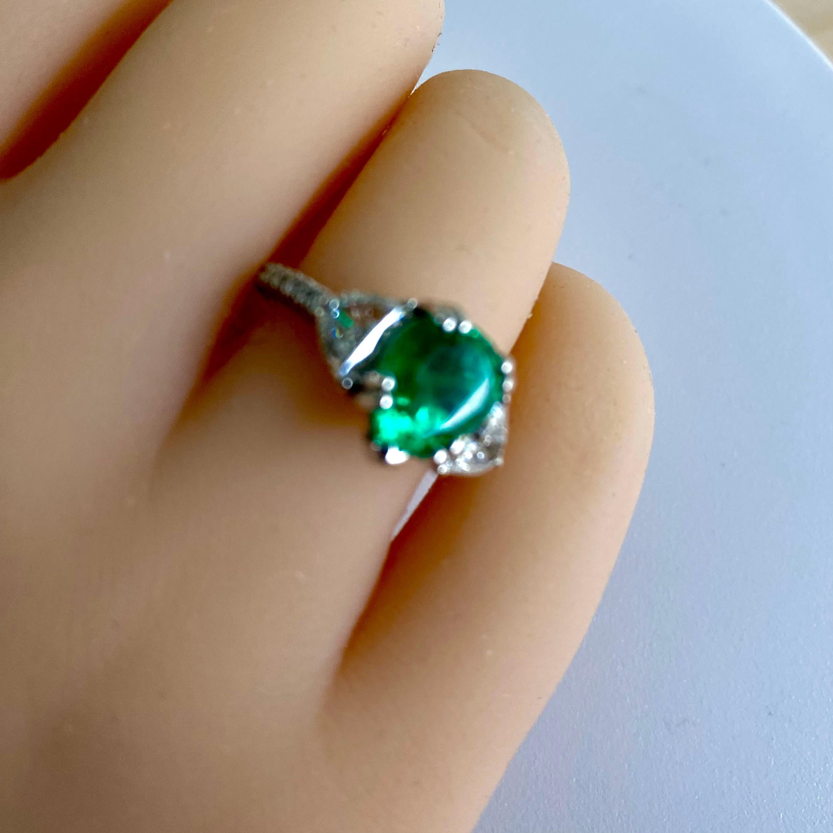 GIA-zertifizierter kolumbianischer birnenförmiger Smaragd-Diamant-Ring aus 18 Karat Gold mit 3,35 Karat Damen im Angebot