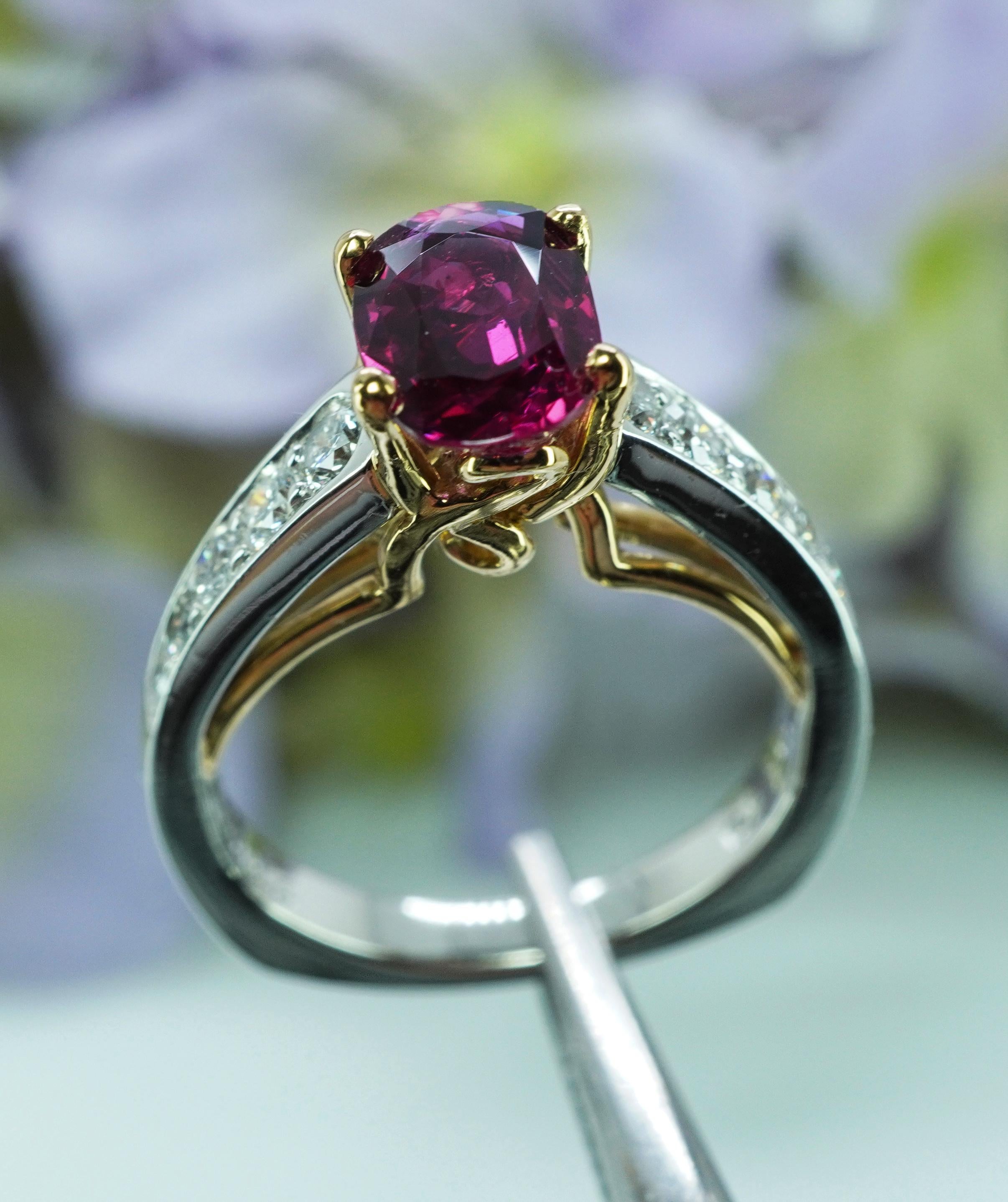  GIA Richard Krementz Rubí tailandés natural Diamante Anillo de platino RKG 1866

Este magnífico anillo hereditario está elaborado en lujoso y costoso platino con detalles en oro amarillo de 18 quilates. Es una pieza de Richard Krementz y está