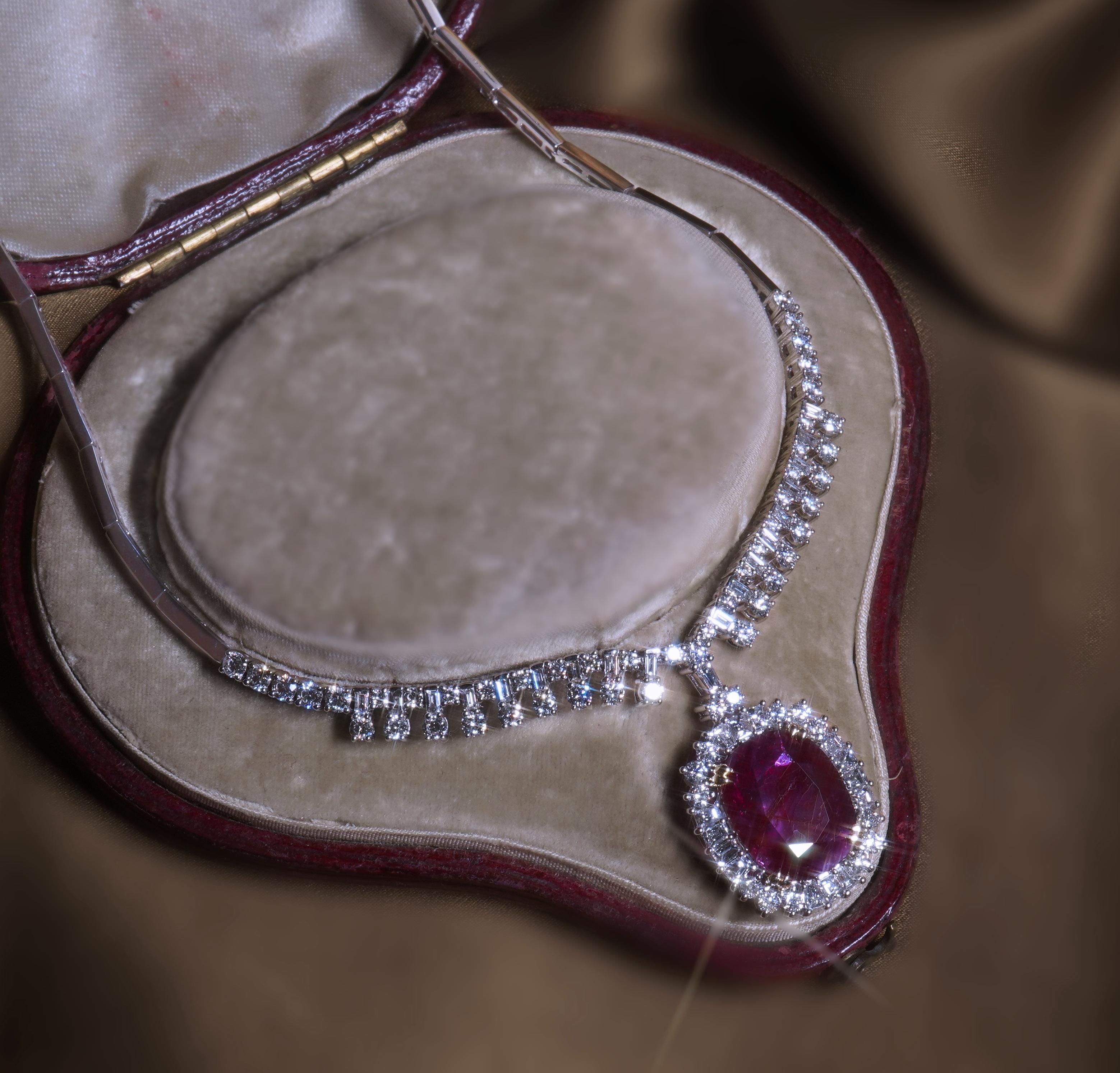 Old South Jewels präsentiert stolz...VINTAGE LUXURY... GIA ZERTIFIZIERT 18K GOLD 13,97 KARAT UNGEHEIZT RIESIGEN RUBIN DIAMANT VINTAGE HALSKETTE!   8,73 KARAT TRANSPARENTER ROTER GIA-ZERTIFIZIERTER NATÜRLICHER RUBIN OHNE HITZE.  Der wunderschöne