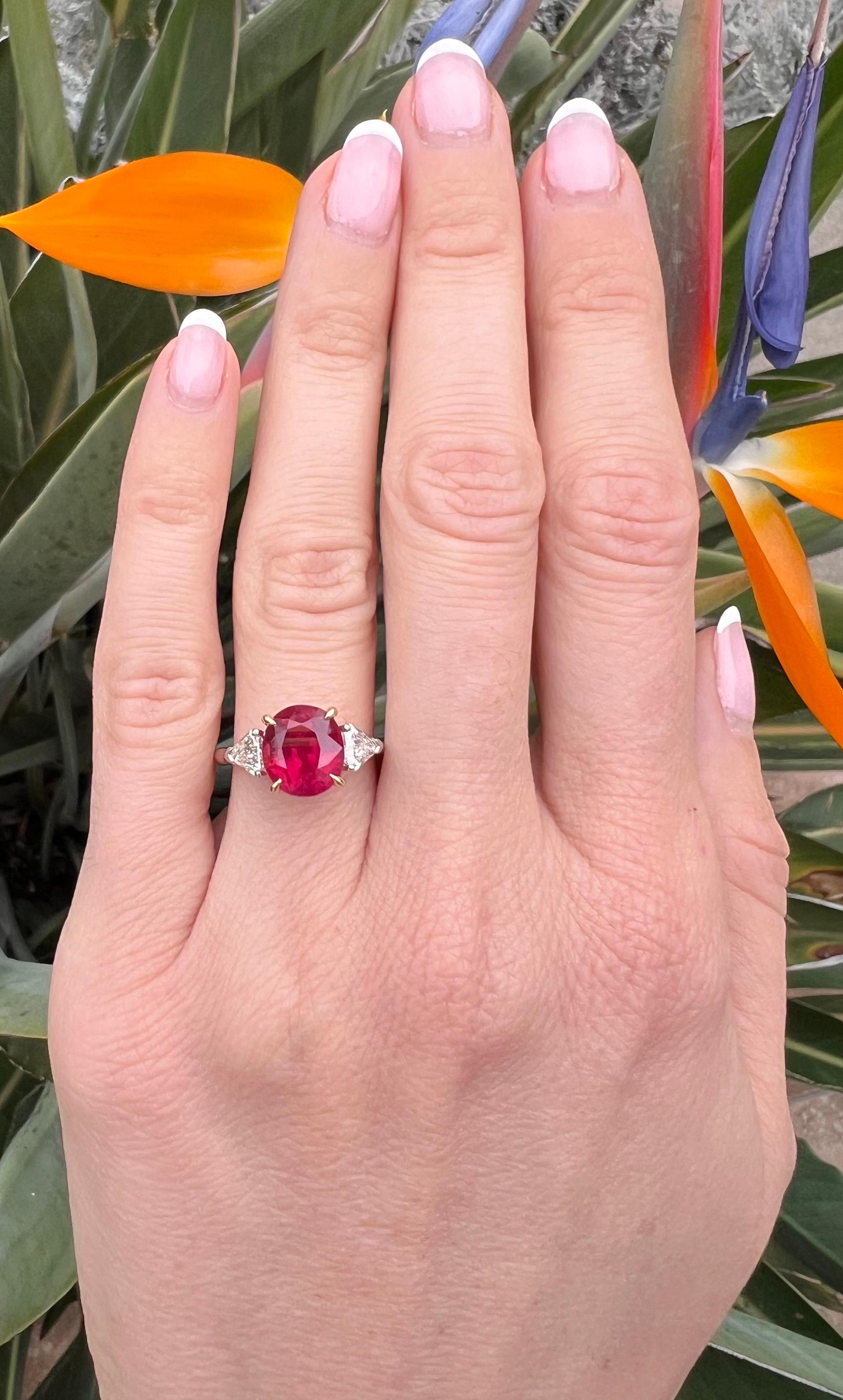 GIA Anillo de 3 Piedras de Rubí y Diamante - Platino y Oro de 18 K, Símbolo de Pasión y Amor. en venta 4