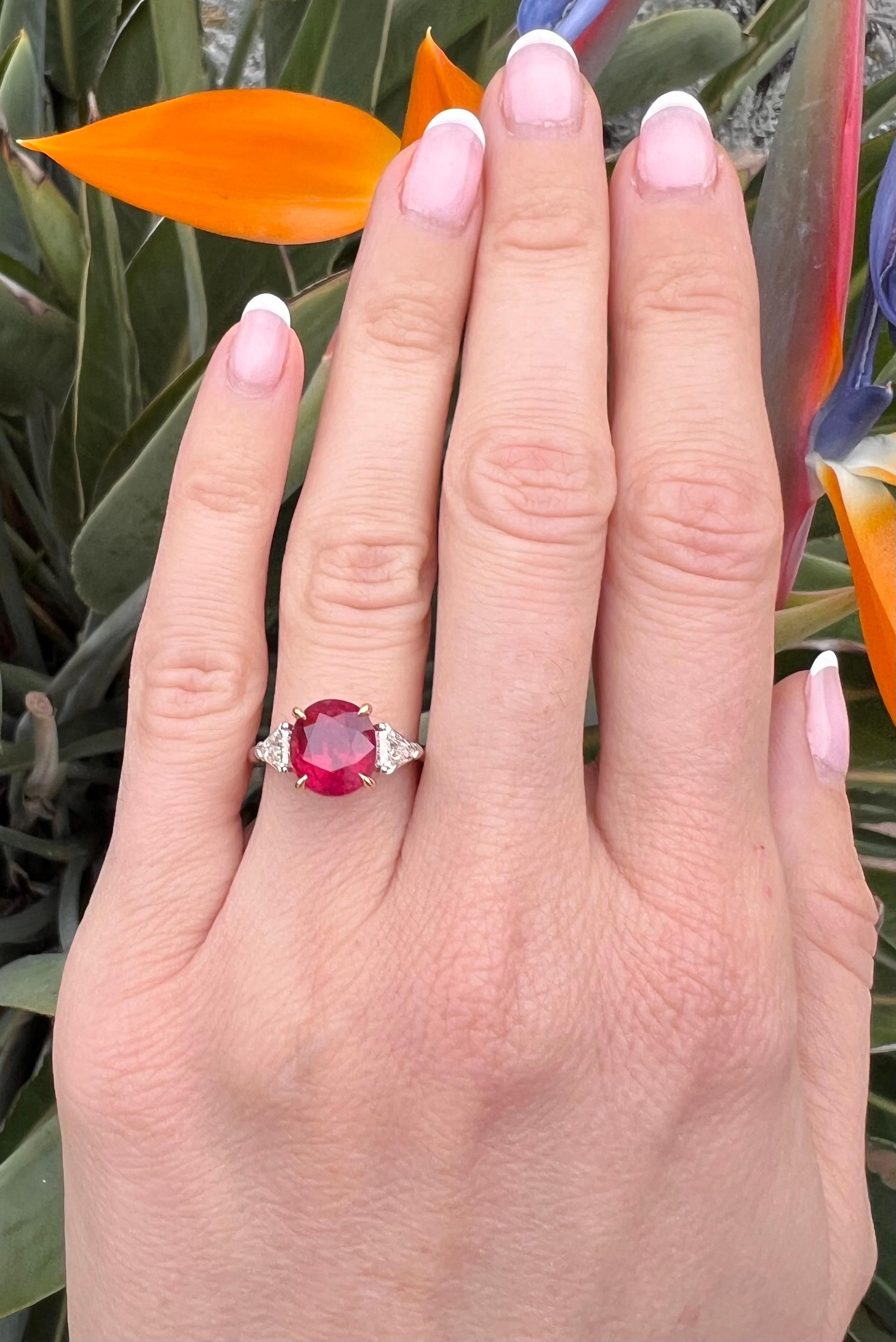 GIA Anillo de 3 Piedras de Rubí y Diamante - Platino y Oro de 18 K, Símbolo de Pasión y Amor. en venta 5