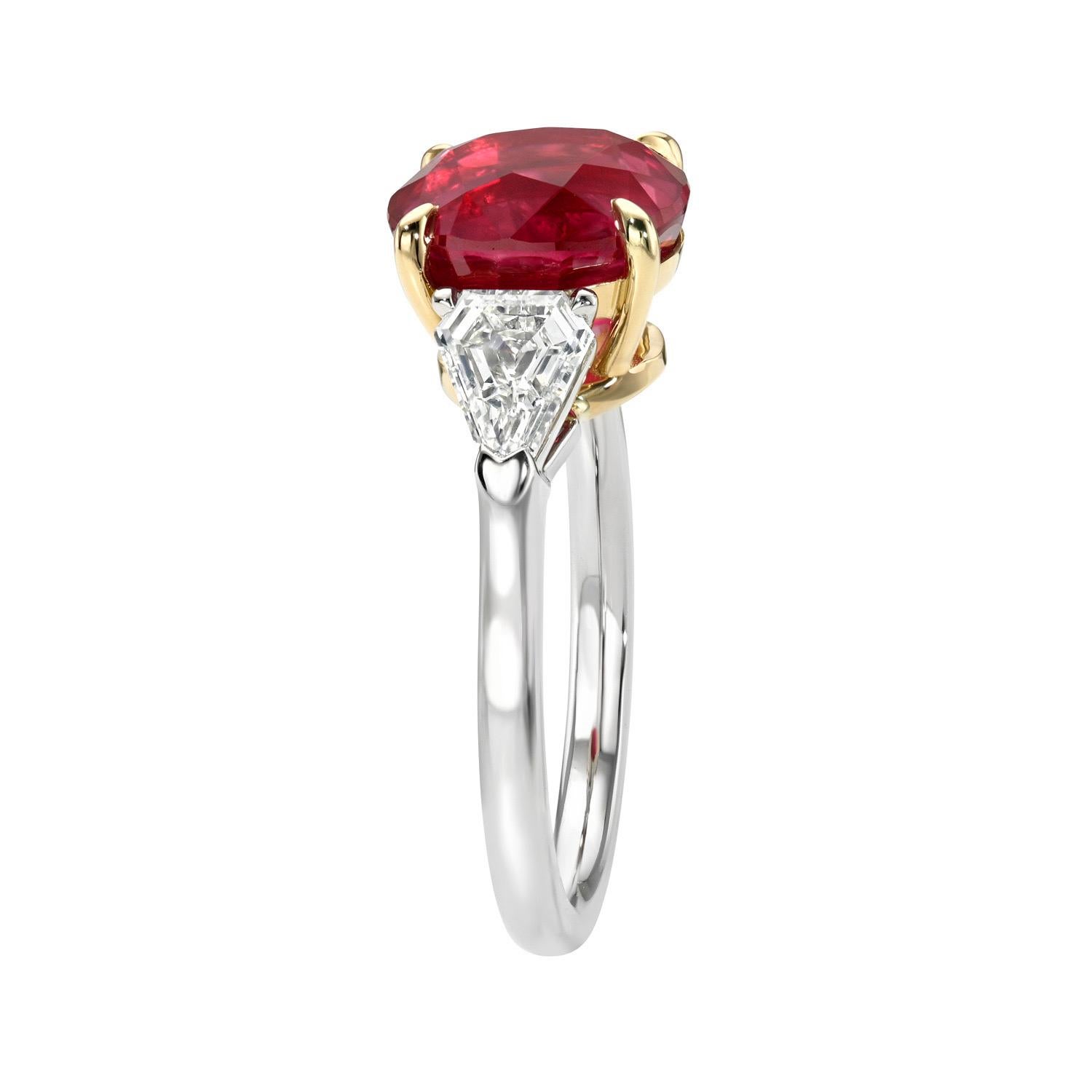 El Símbolo Universal de la Pasión y la Luz - Anillo de tres piedras de platino y oro amarillo de 18 quilates con un rubí de 4,54 quilates, de Merkaba Beverly Hills.

Diseñado para quienes aprecian la elegancia atemporal y el significado profundo,
