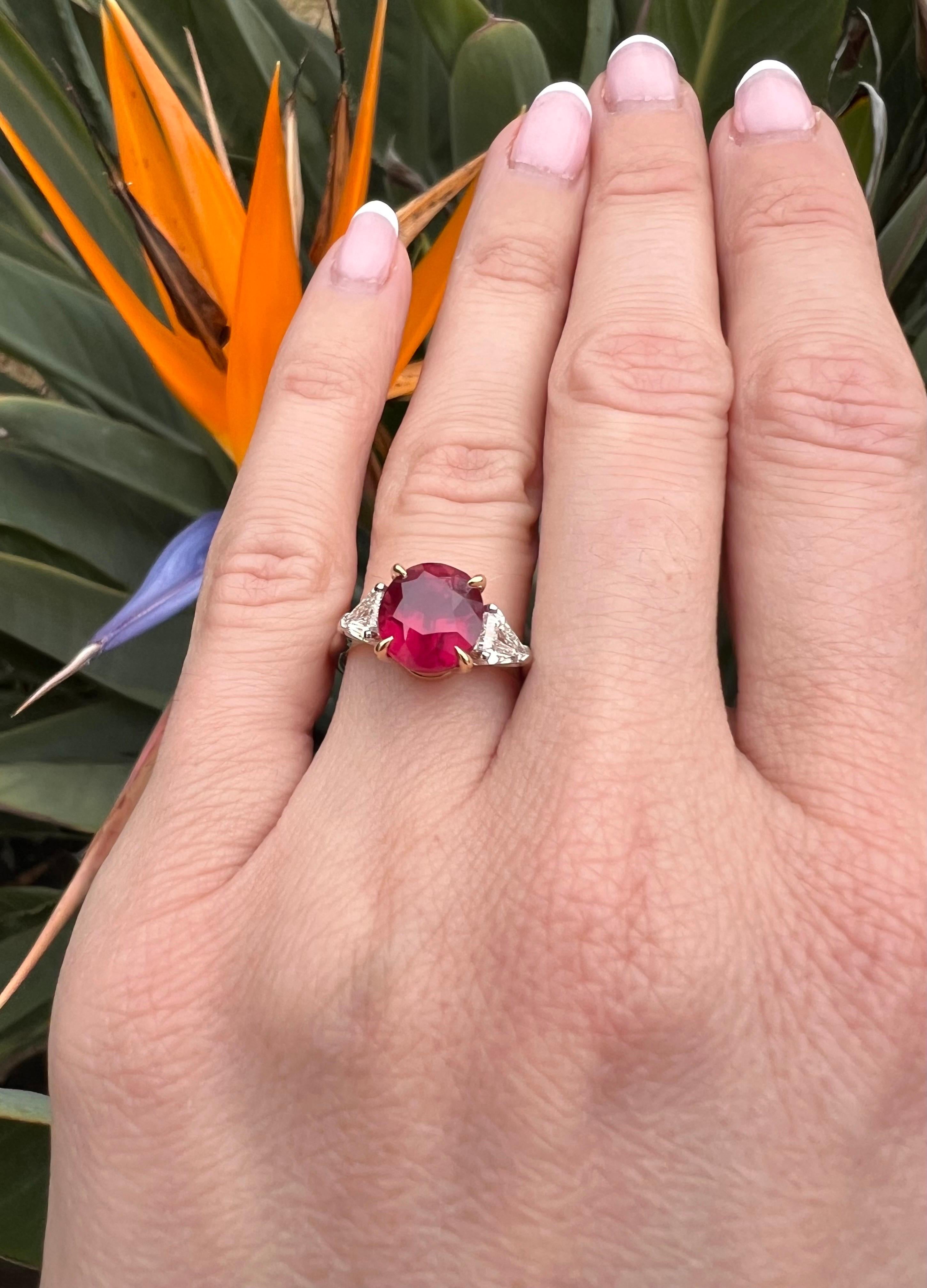 GIA Anillo de 3 Piedras de Rubí y Diamante - Platino y Oro de 18 K, Símbolo de Pasión y Amor. Corte oval en venta