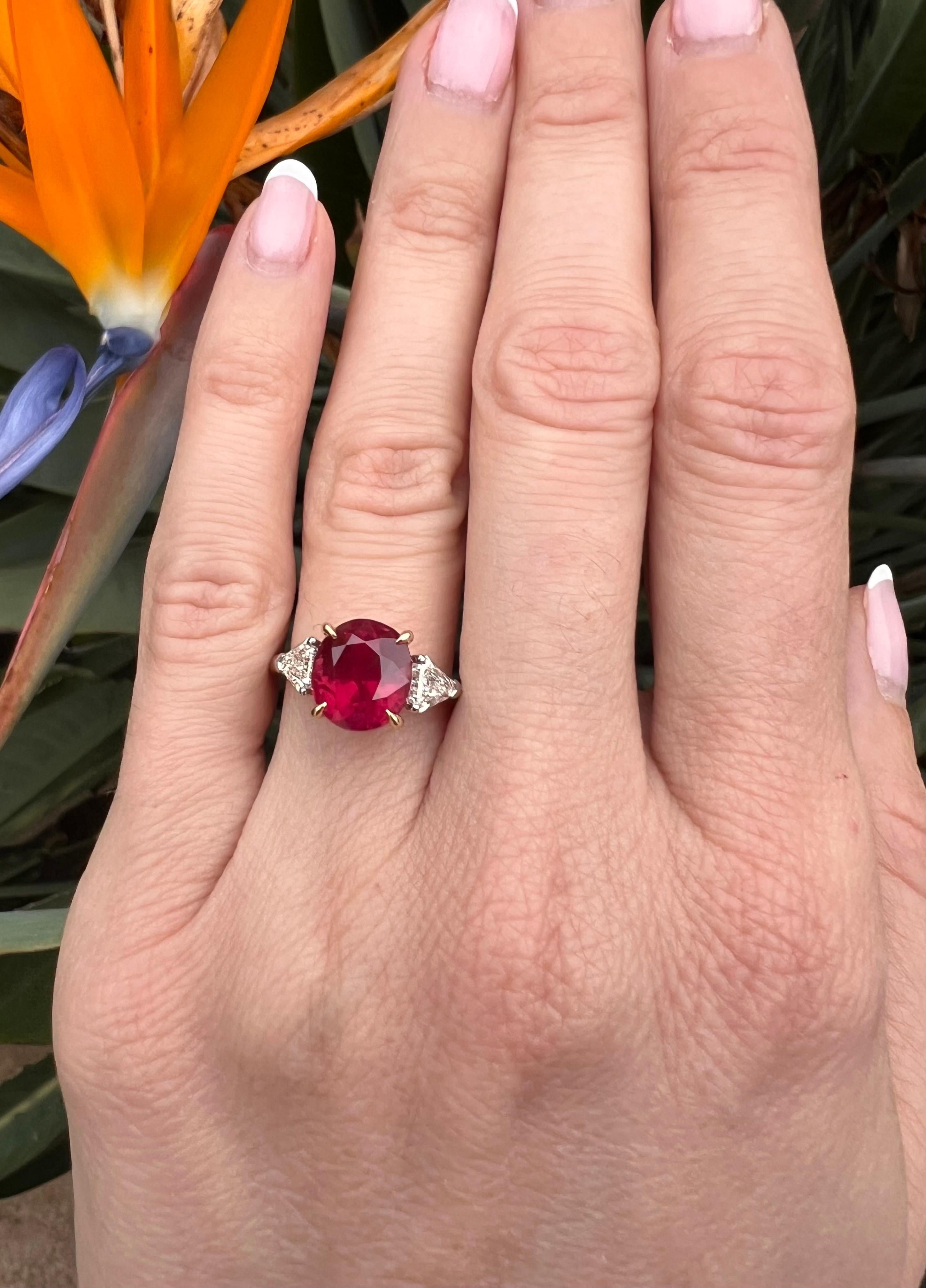 GIA Anillo de 3 Piedras de Rubí y Diamante - Platino y Oro de 18 K, Símbolo de Pasión y Amor. en Nuevo estado para la venta en Beverly Hills, CA