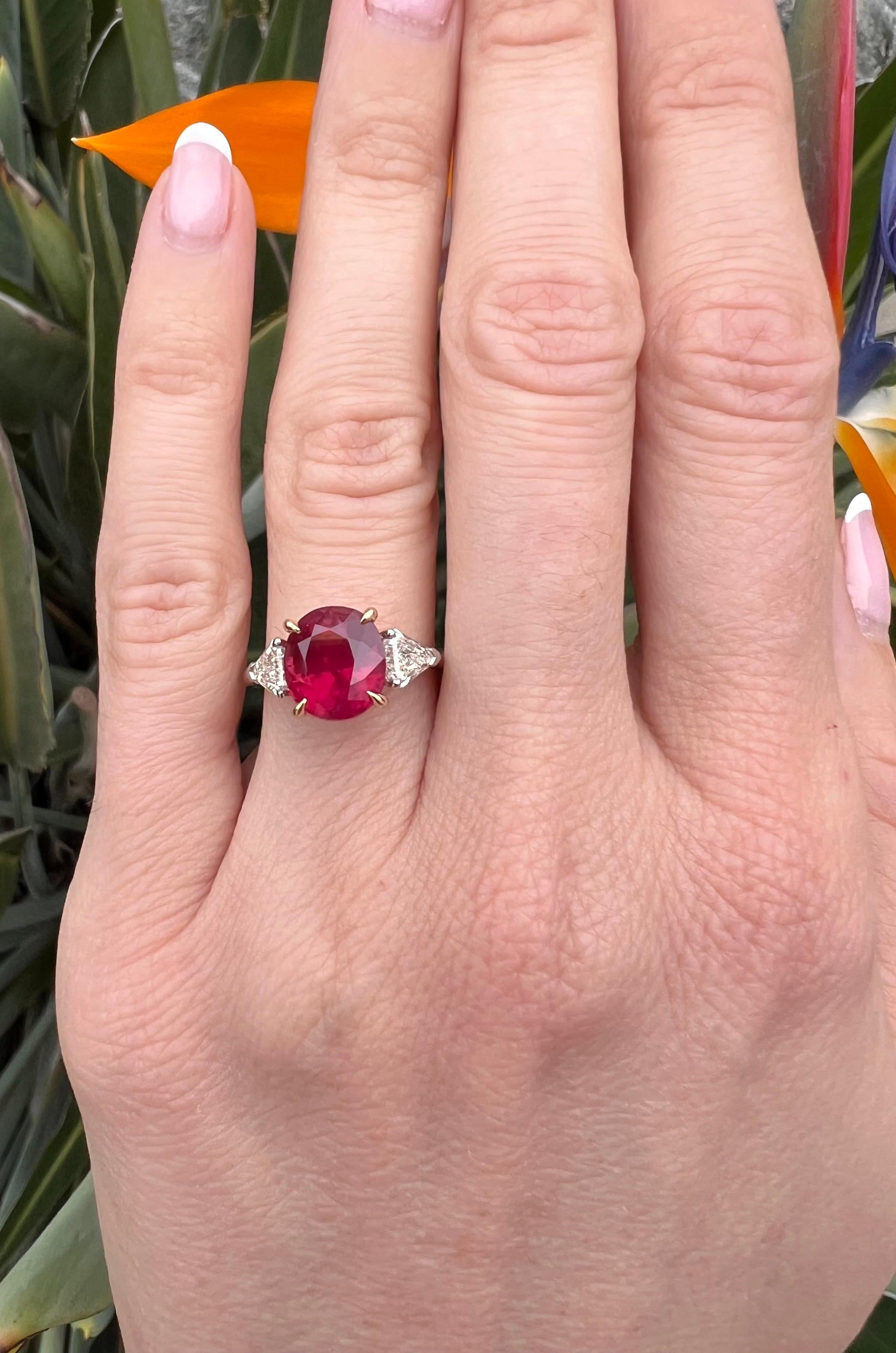 GIA Anillo de 3 Piedras de Rubí y Diamante - Platino y Oro de 18 K, Símbolo de Pasión y Amor. en venta 3