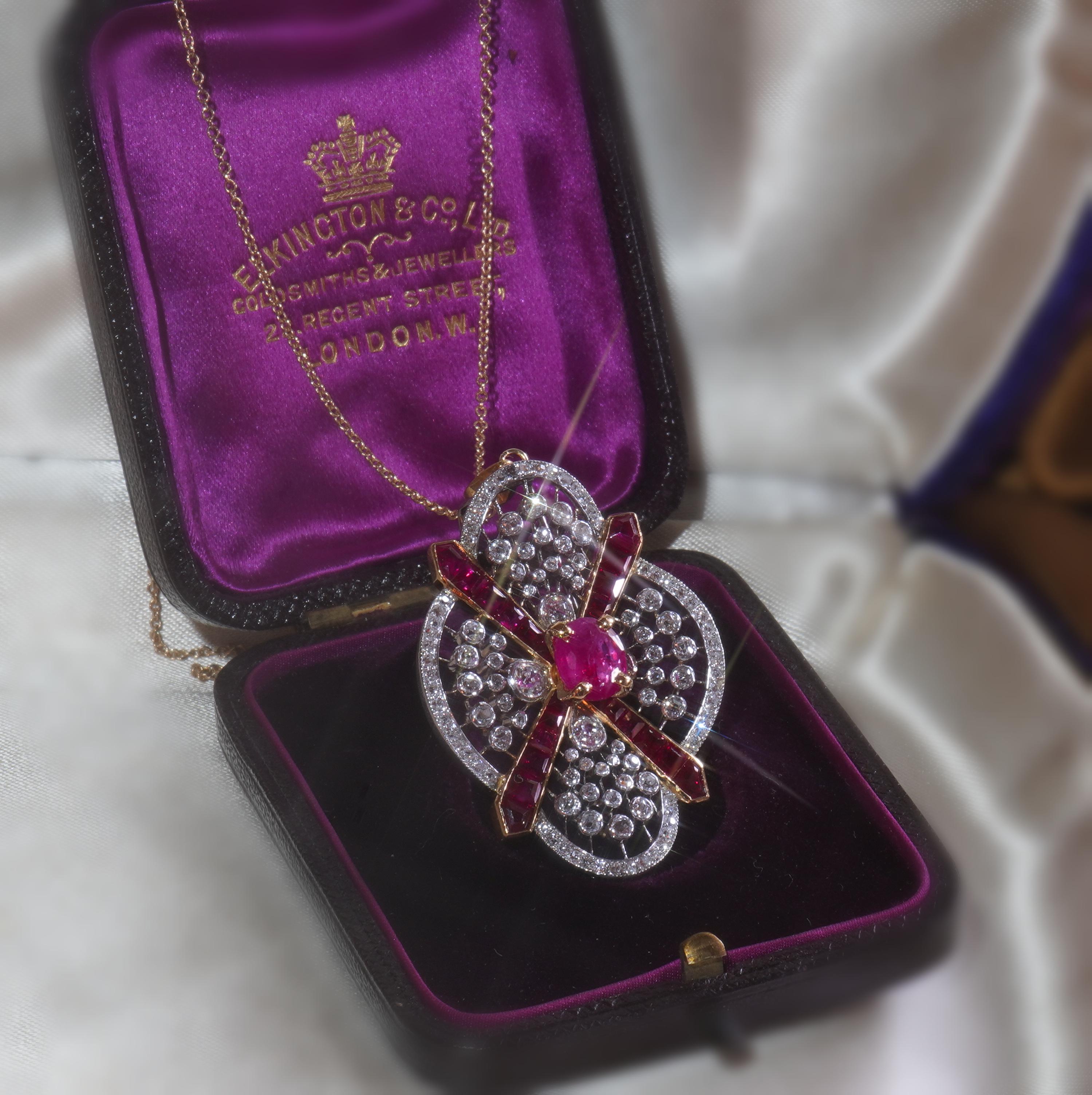 Old South Jewels est fière de présenter le pendentif Vintage de 4,63 carats en rubis rouge non chauffé et diamant, certifié par la GIA, et sa boîte ! Rubis de Birmanie naturels transparents sertis dans du platine lourd et de l'or jaune 18