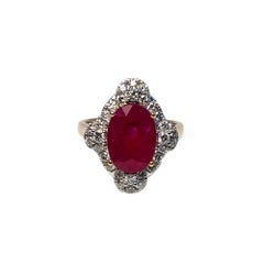 Anillo de cóctel de oro amarillo con rubí GIA