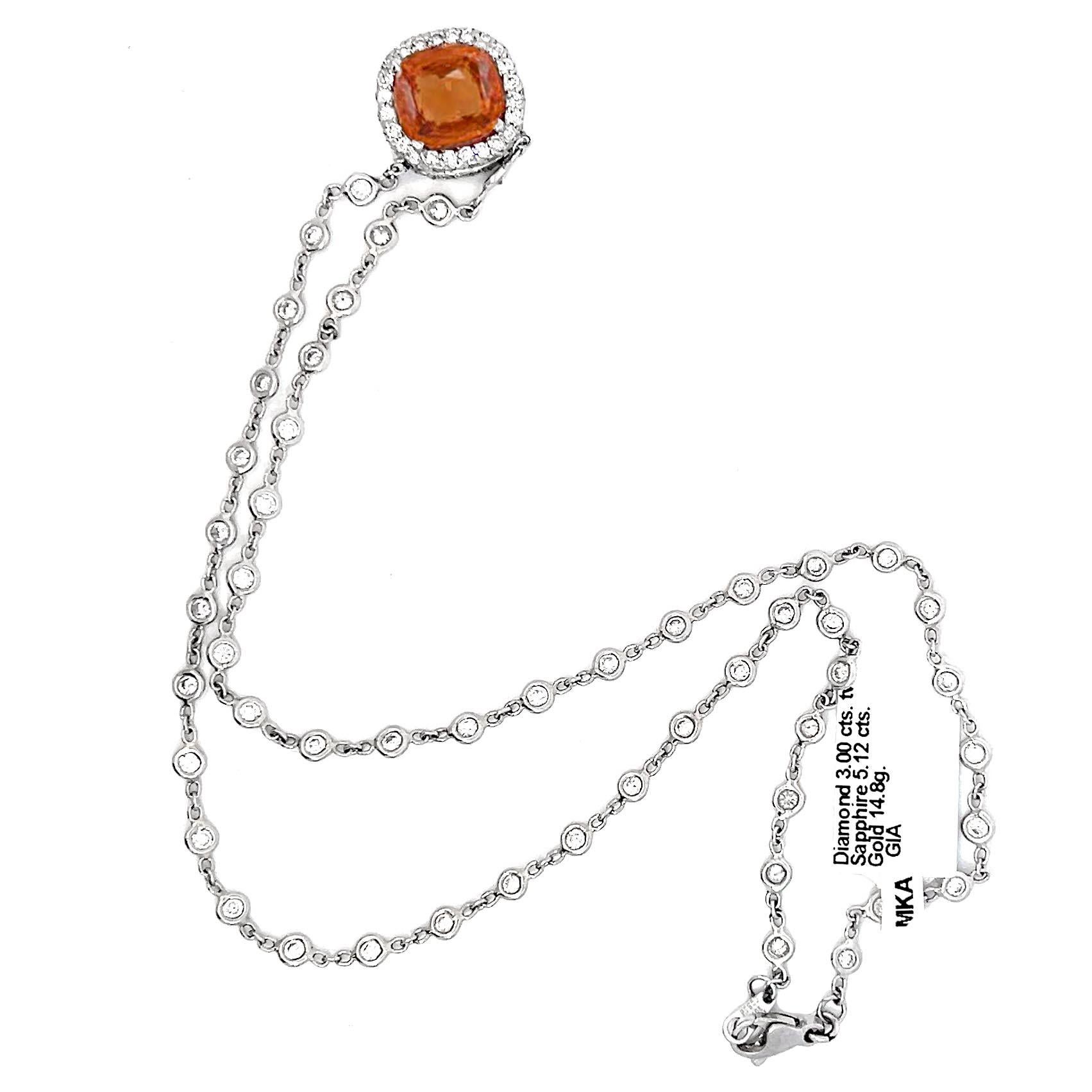 Collana con zaffiro rosa brunastro da 5,12 carati certificata GIA, straordinaria collana in platino con zaffiro e diamanti. Lo zaffiro, che misura 10,08 x 9,36 x 4,79 mm, è incorniciato con eleganza da un'aureola di 72 diamanti per un totale di