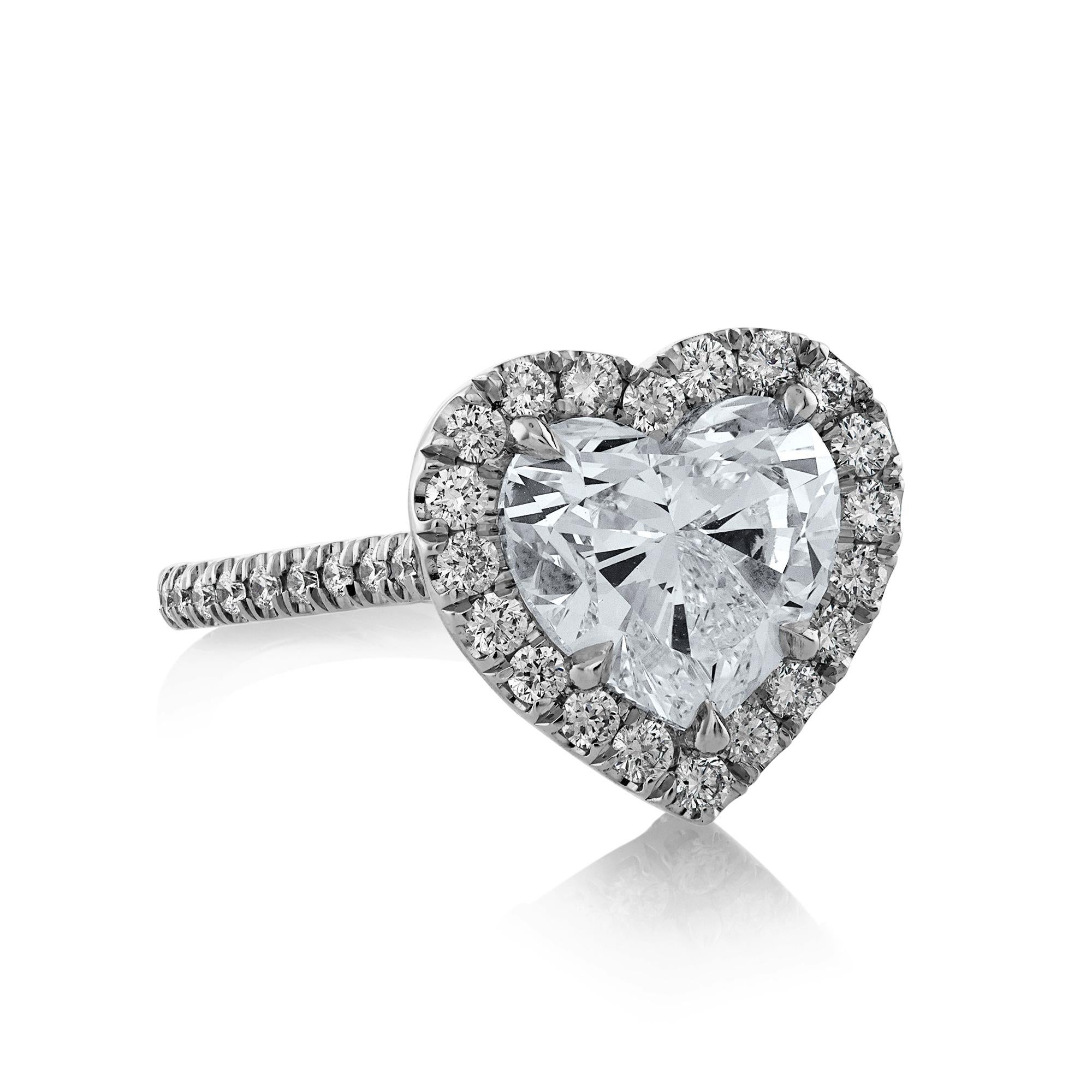 Il n'y a rien de plus ROMANTIQUE que cette exquise bague de fiançailles en platine avec un diamant en forme de cœur de 3,91ctw !
Le diamant HEART, d'un blanc glacé et d'une forme élégante, est le centre de l'attention. Ce diamant de forme