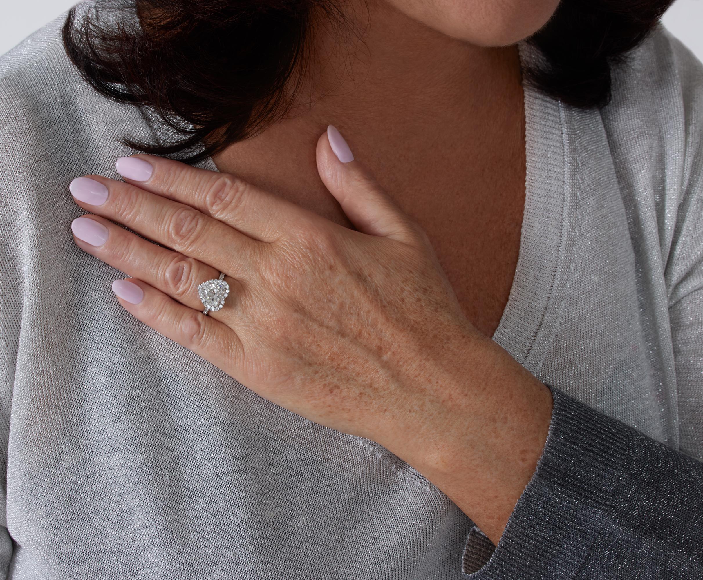 GIA schüchtern 4.0ctw HEART geformt Diamant Halo Anwesen Vintage Engagement Platin Ring im Zustand „Hervorragend“ im Angebot in New York, NY