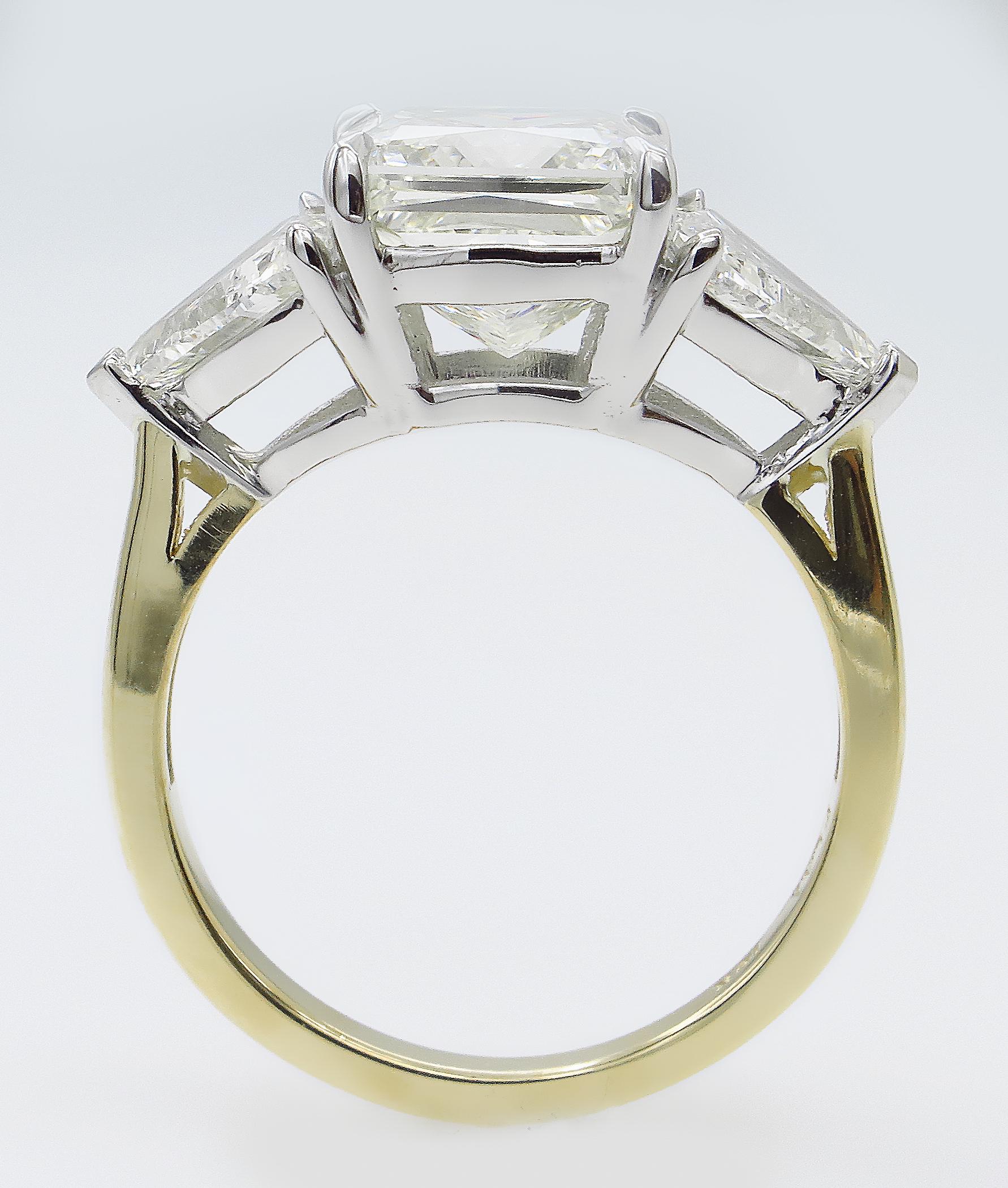 GIA Shy 5.00 Carat Radiant Diamond 3-Stone Wedding Plat Yellow Gold Ring In Good Condition In New York, NY