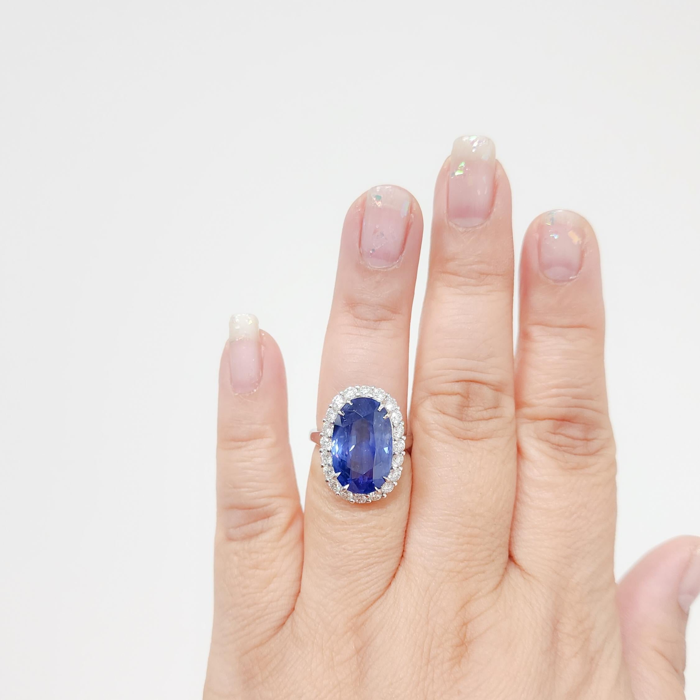 Magnifique saphir bleu brillant ovale de 16,47 ct. de bonne qualité provenant du Sri Lanka avec des diamants blancs ronds de 1,34 ct. de bonne qualité.  Fait à la main en platine.  Bague taille 6.5.  Certificat GIA inclus.