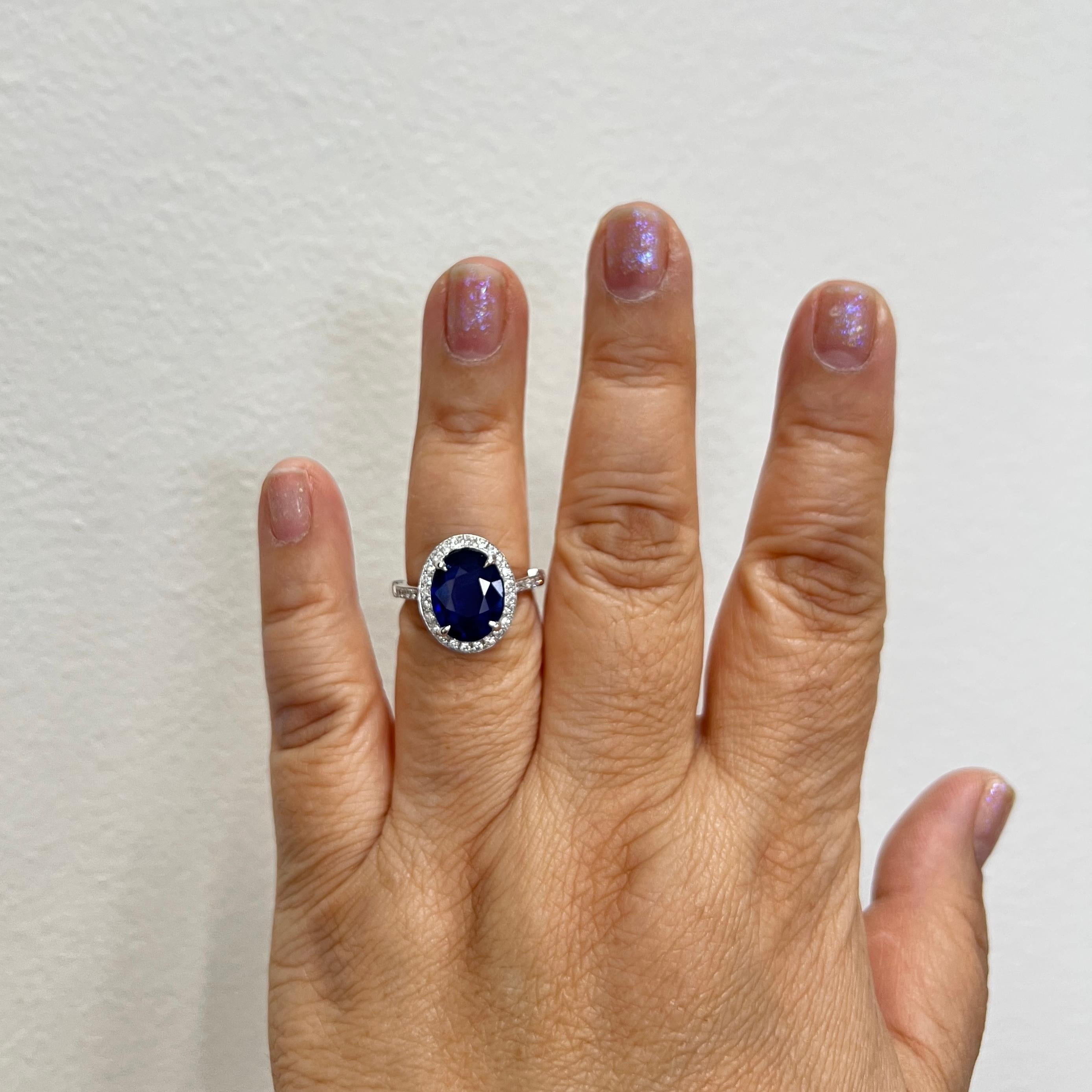 Schöne 4,48 ct. Ovaler blauer Saphir aus Sri Lanka mit runden weißen Diamanten von 0,56 ct. guter Qualität.  Handgefertigt aus 18 Karat Weißgold.  Ring Größe 7.  Inklusive GIA-Zertifikat.