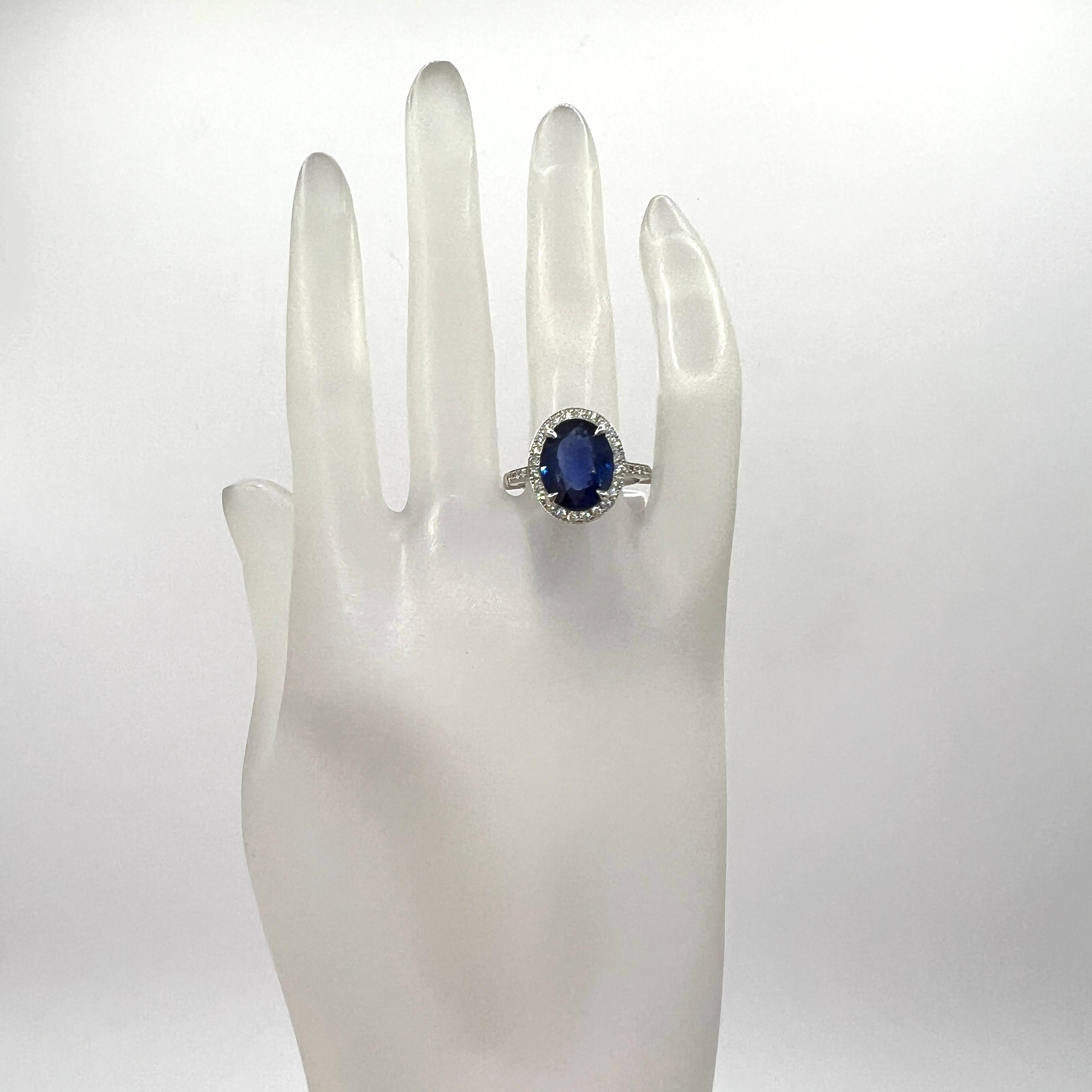 GIA Sri Lanka Ring aus 18 Karat Weißgold mit blauem Saphir und weißem Diamanten (Ovalschliff) im Angebot