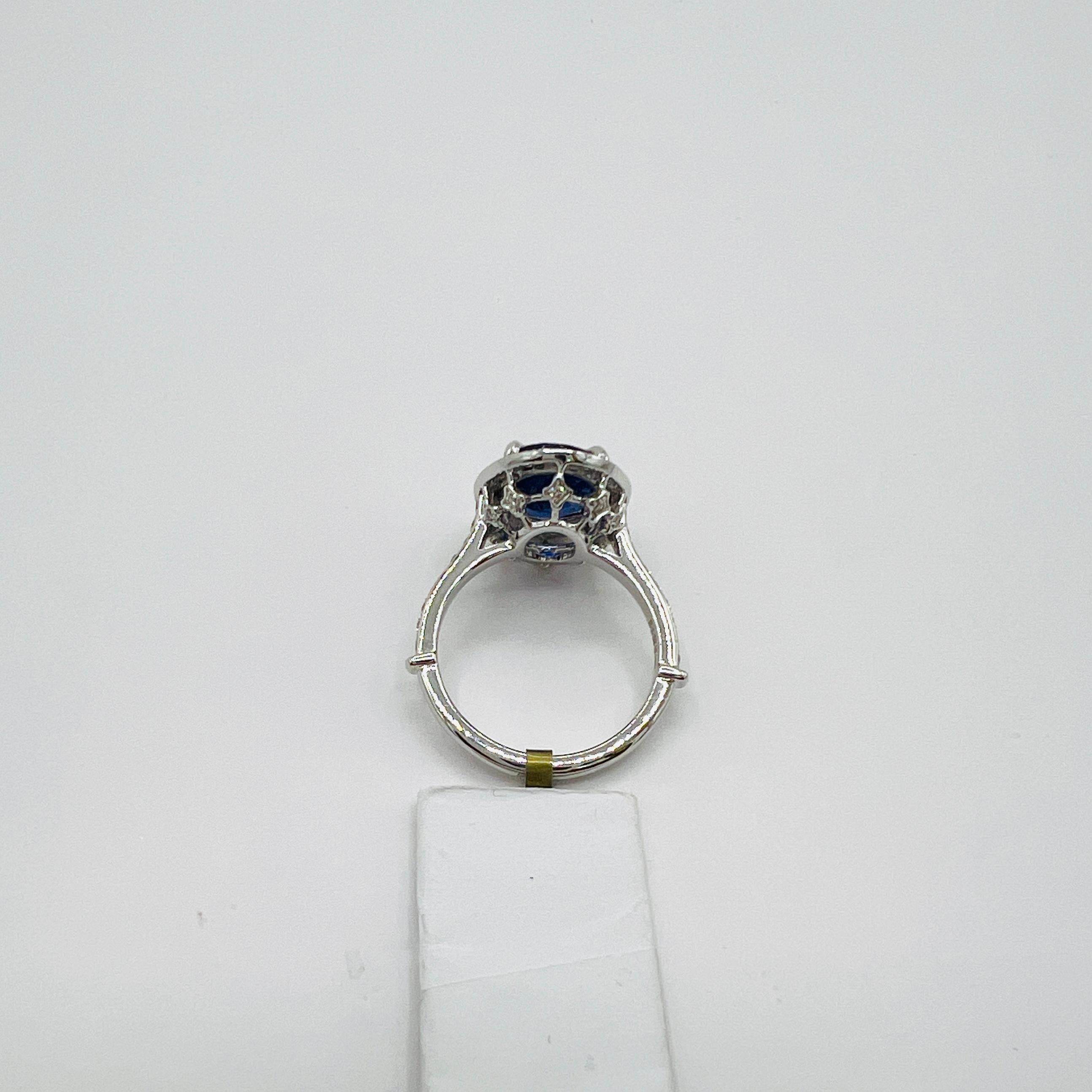 GIA Sri Lanka Ring aus 18 Karat Weißgold mit blauem Saphir und weißem Diamanten im Angebot 2