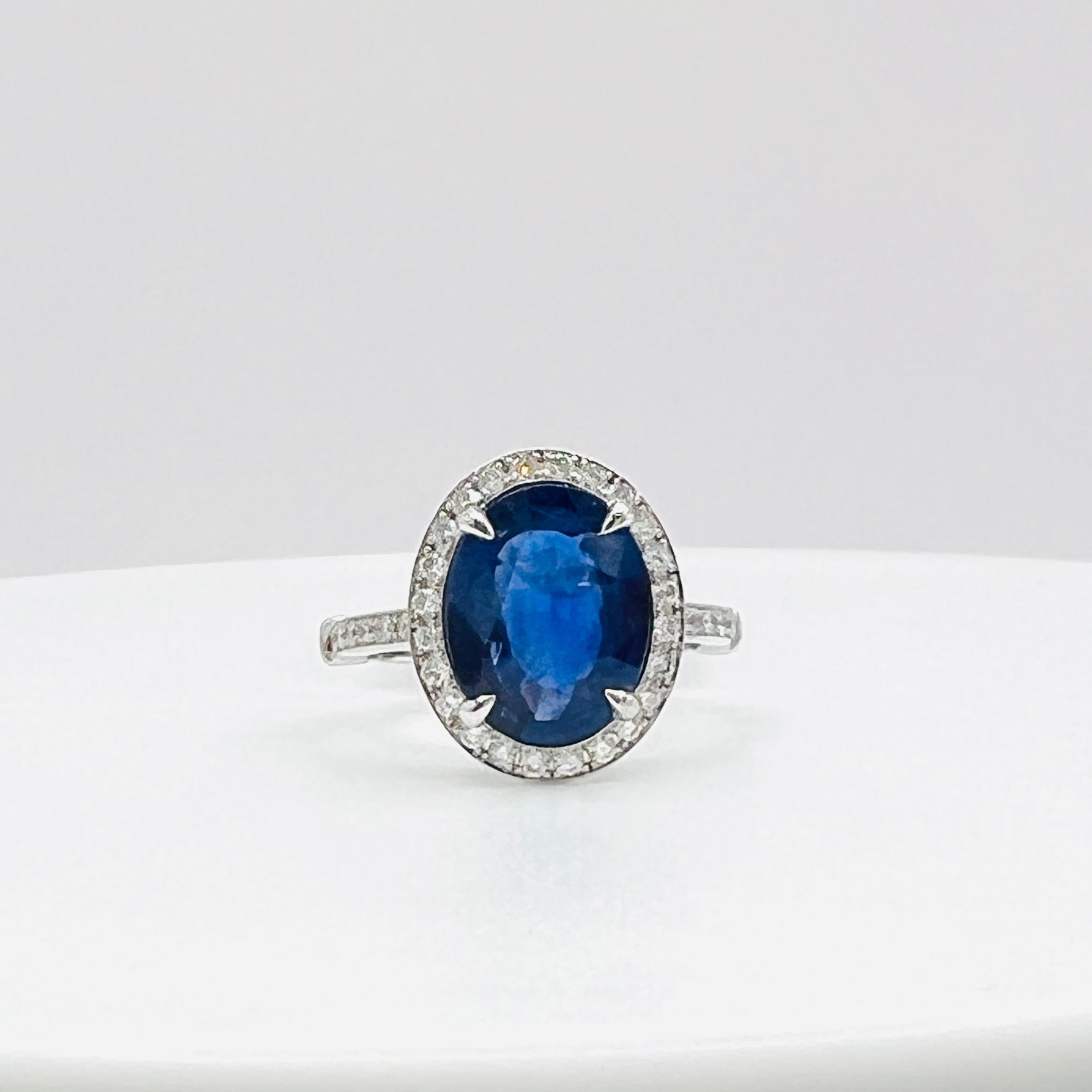 GIA Sri Lanka Anillo de zafiro azul y diamante blanco en oro blanco de 18 quilates