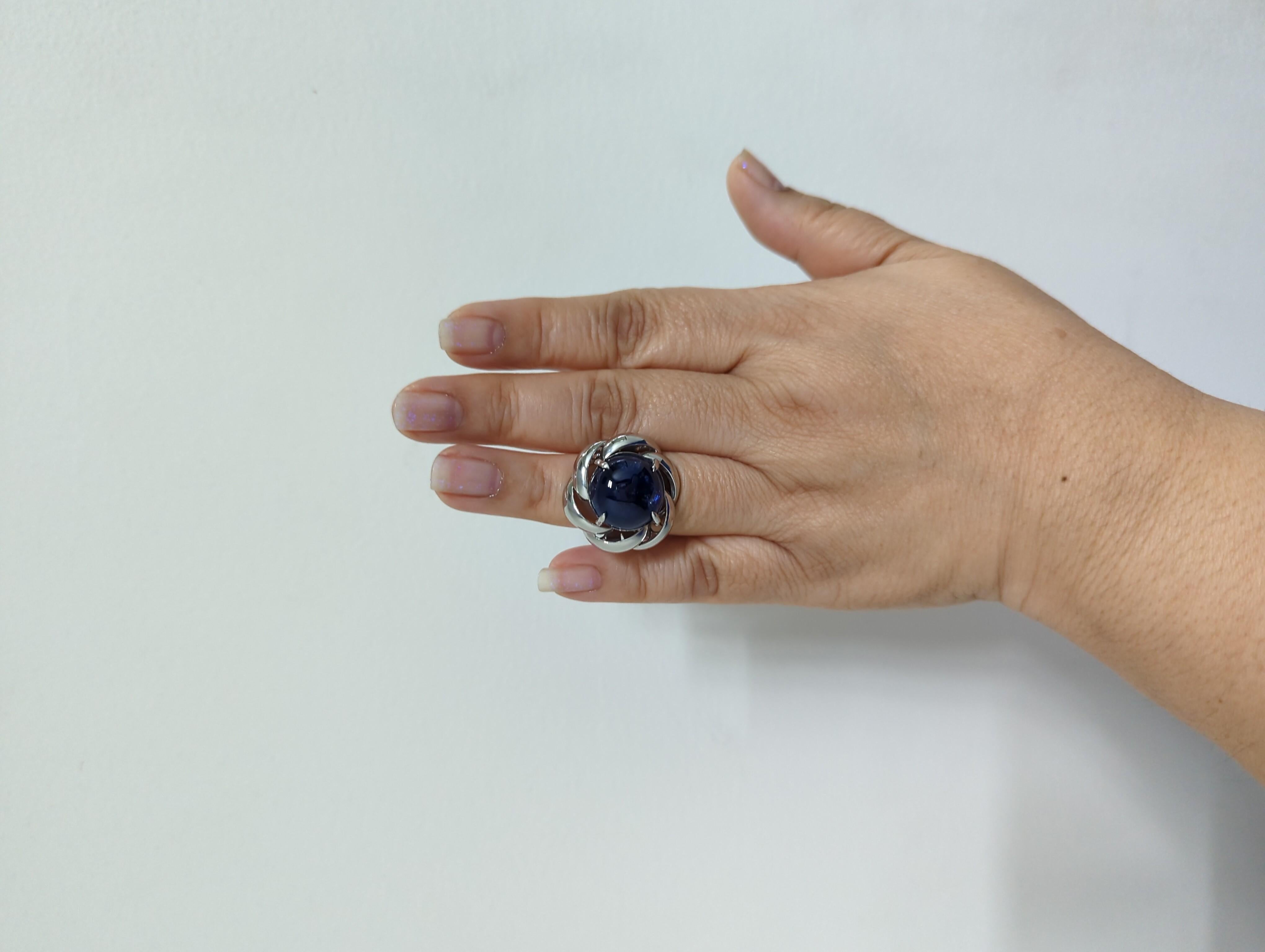 Magnifique 24.42 ct. GIA saphir bleu du Sri Lanka cabochon rond.  Fait à la main en platine.  Bague taille 6.75.  Livré avec un certificat GIA.