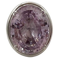 Bague en or blanc 18 carats sertie d'un saphir violet de 20,50 carats certifié « No Heat » par le GIA Sri Lanka