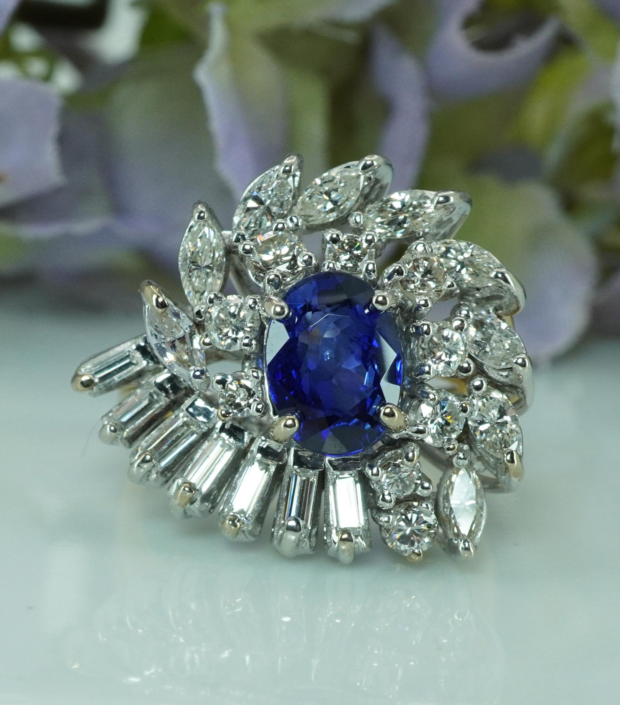  GIA Sri Lanka Zafiro Marquesa Baguette Diamante Anillo de Oro de 14K 4,6ct Gigante Mediados de siglo 1950

 Esta fina pieza de oro de 14 quilates de los años 50 contiene un auténtico zafiro de Sri Lanka de talla ovalada extraído de la tierra que