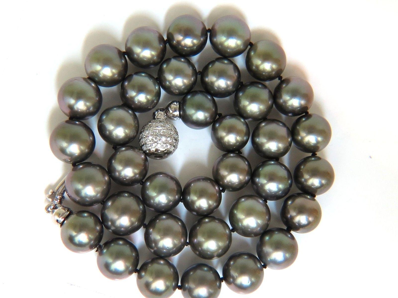 GIA Tahitian Black Lipped Oyster Gray Pearl Necklace 18 Karat 1.00 Carat Clasp For Sale 1