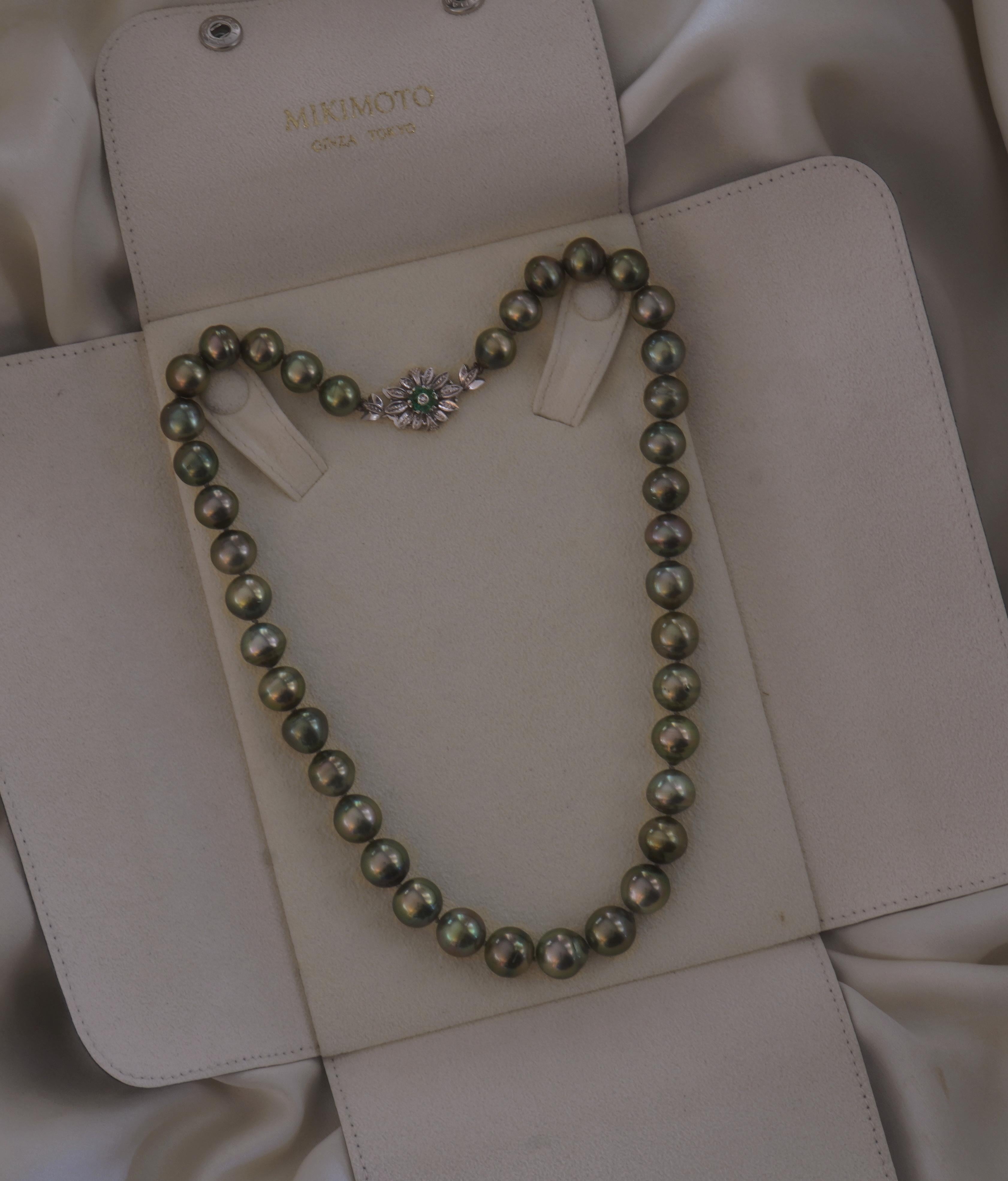 Old South Jewels est fier de présenter LUXURY.  GIA MAGNIFIQUE 18K VINTAGE PERLES TAHITIENNES ÉMERAUDE & DIAMANT FERMOIR !   Perles d'eau salée et or massif 18K étincelant Émeraude et diamant vintage--Stupéfiant !  Les perles de Tahiti sont de 11.5