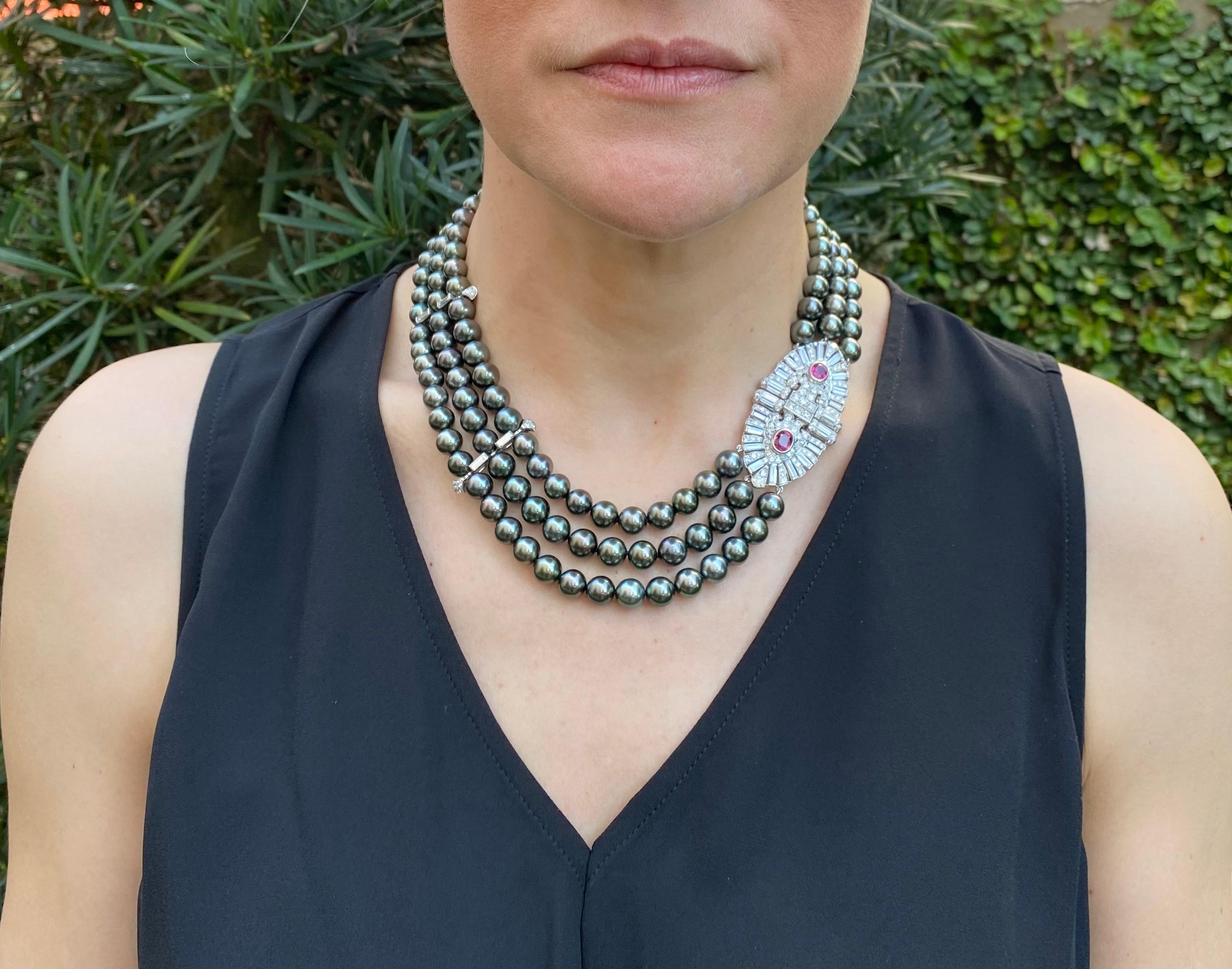 Collar de perlas de Tahití de 3 vueltas con cierre de rubíes y diamantes de 12,20 quilates GIA Corte oval en venta