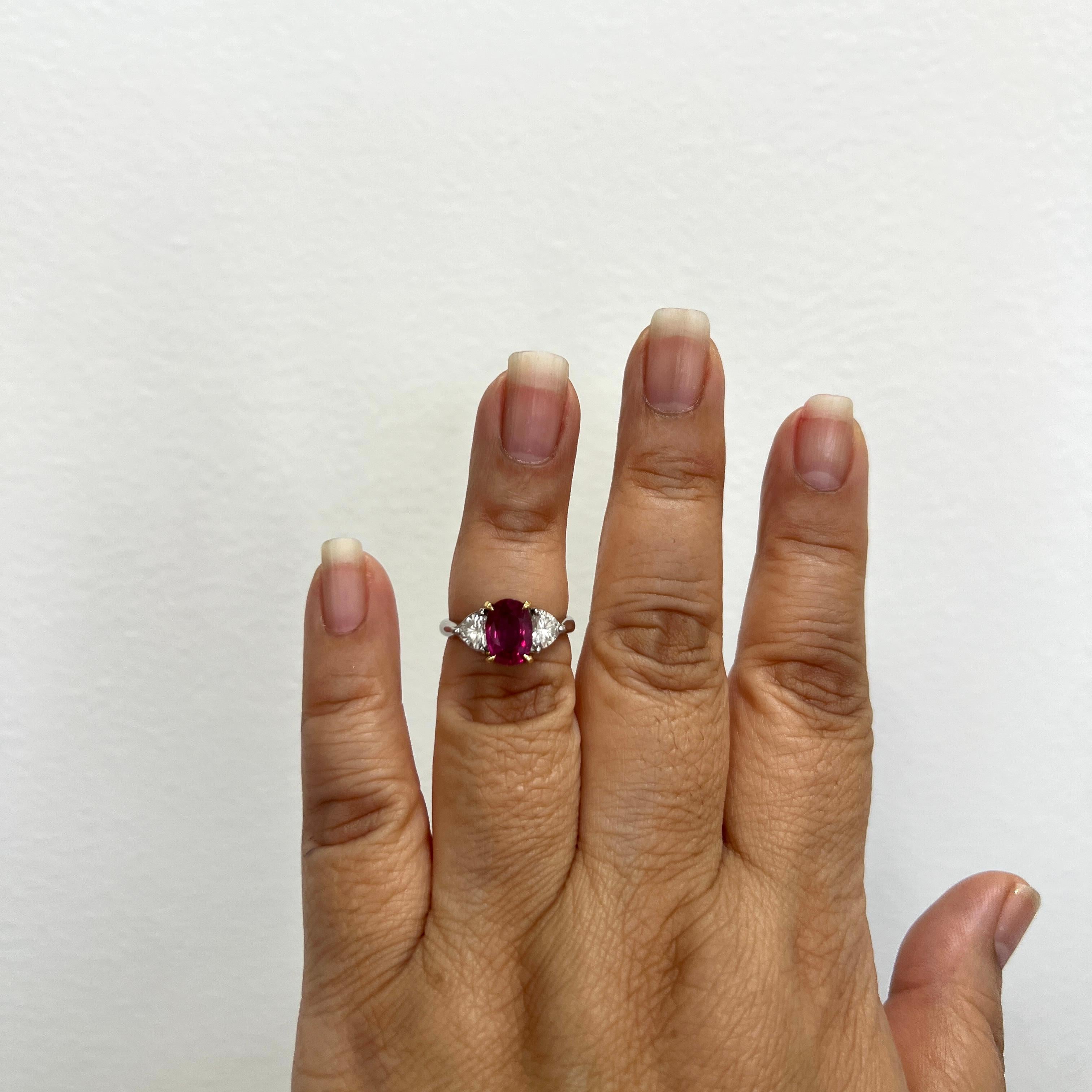 Precioso 2,05 ct. Óvalo de rubí rojo violáceo tailandés con corazones de diamantes blancos de 0,80 ct.  Hecha a mano en oro amarillo de 18 quilates y platino.  Anillo talla 6.  Viene con certificado GIA.