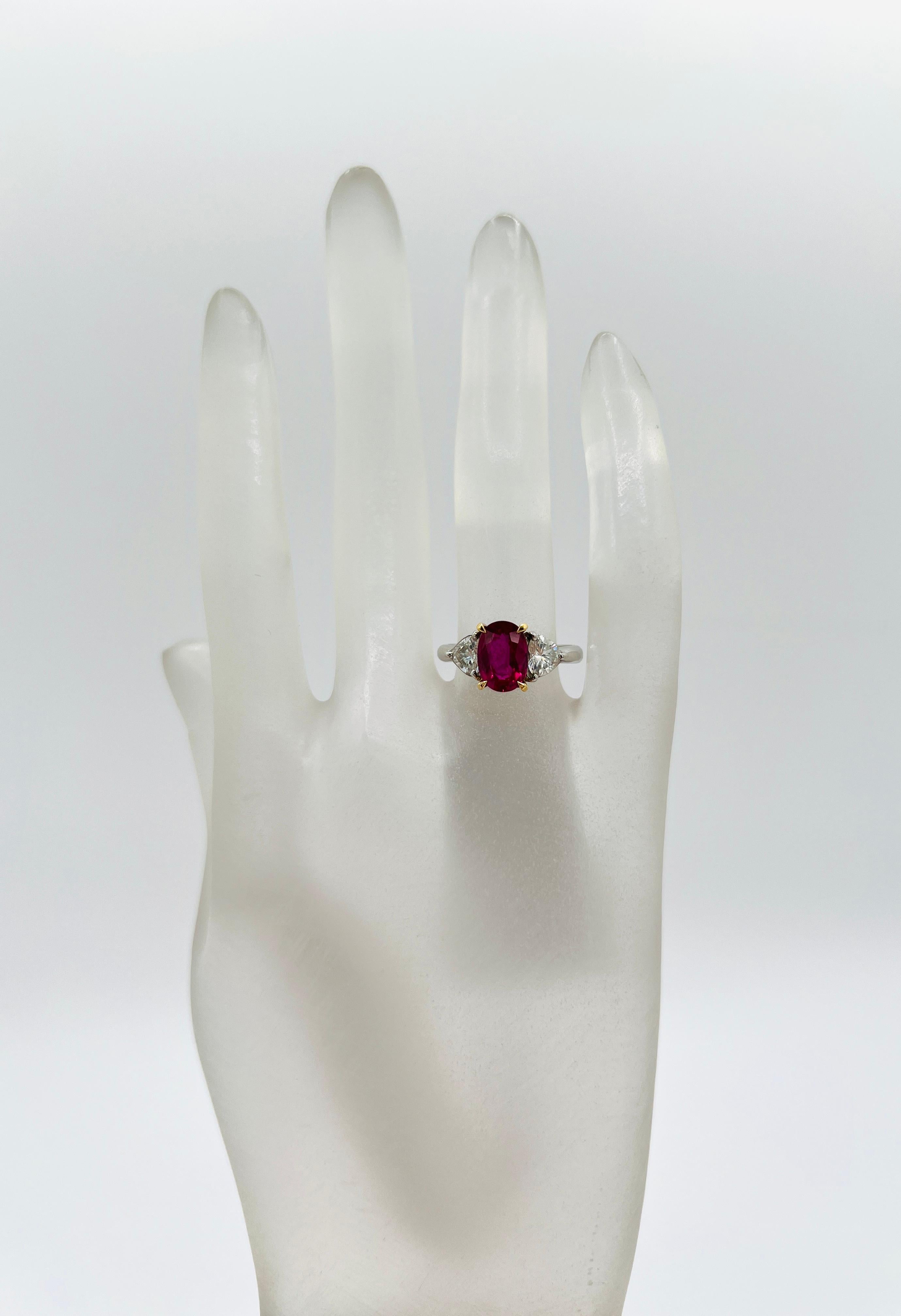 GIA Anillo Tailandés de Rubí Rojo Púrpura Ovalado y Diamante Corazón en Platino y Oro de 18K Corte oval en venta