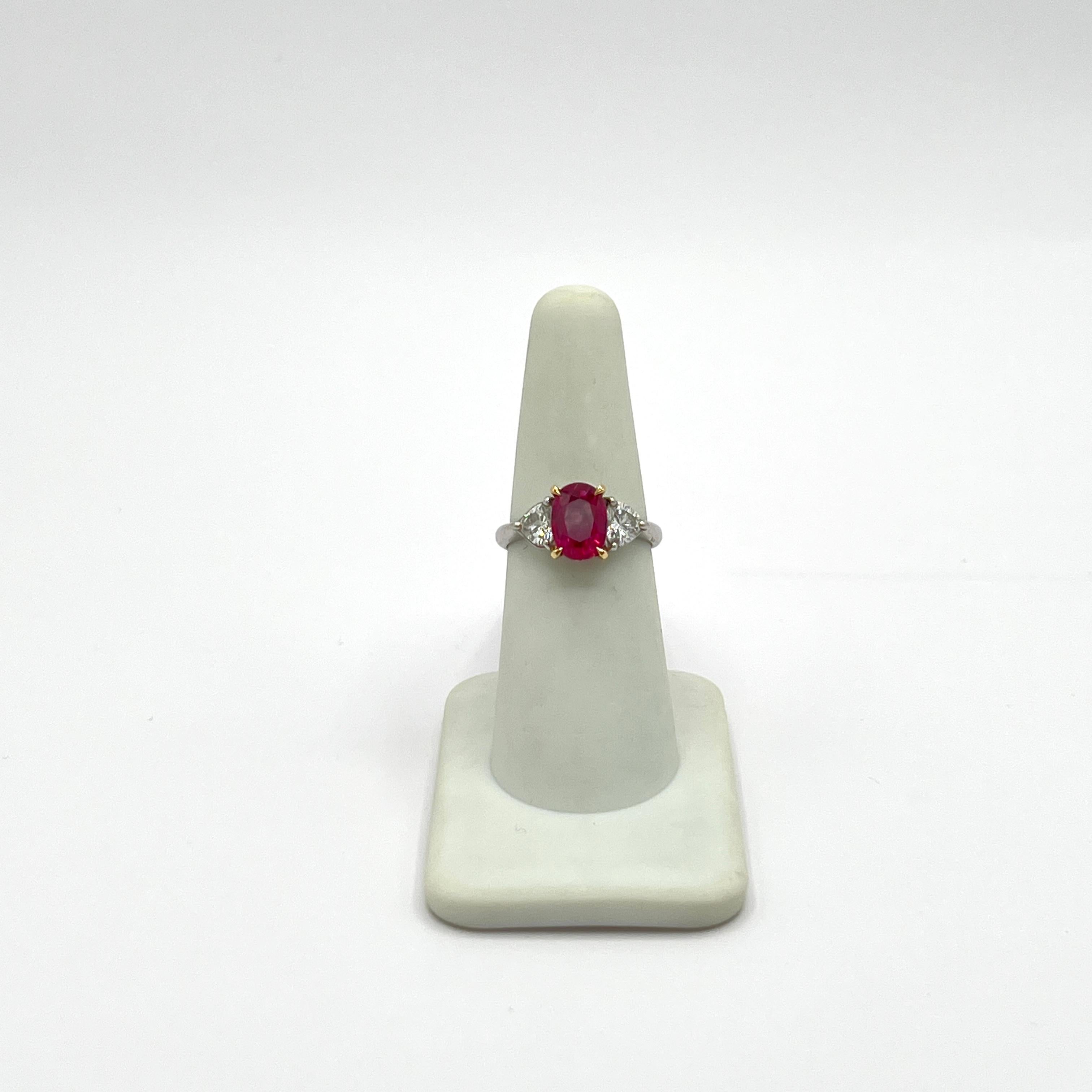 GIA Anillo Tailandés de Rubí Rojo Púrpura Ovalado y Diamante Corazón en Platino y Oro de 18K en Nuevo estado para la venta en Los Angeles, CA