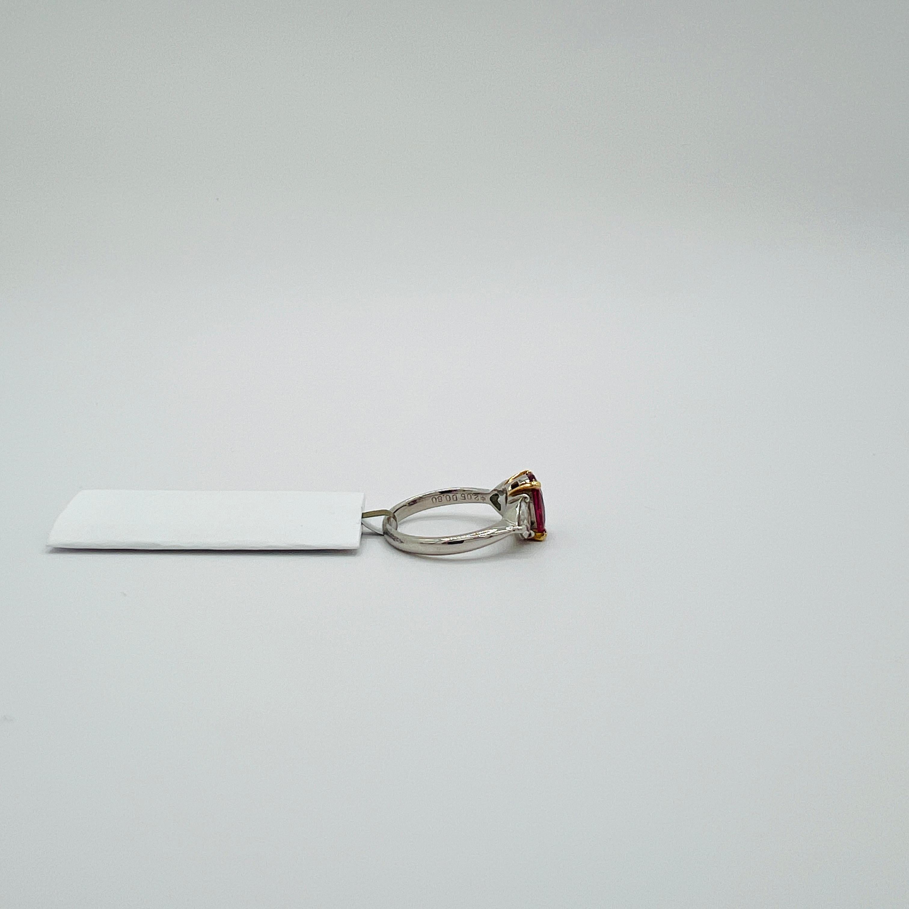 Femenino o masculino GIA Anillo Tailandés de Rubí Rojo Púrpura Ovalado y Diamante Corazón en Platino y Oro de 18K en venta