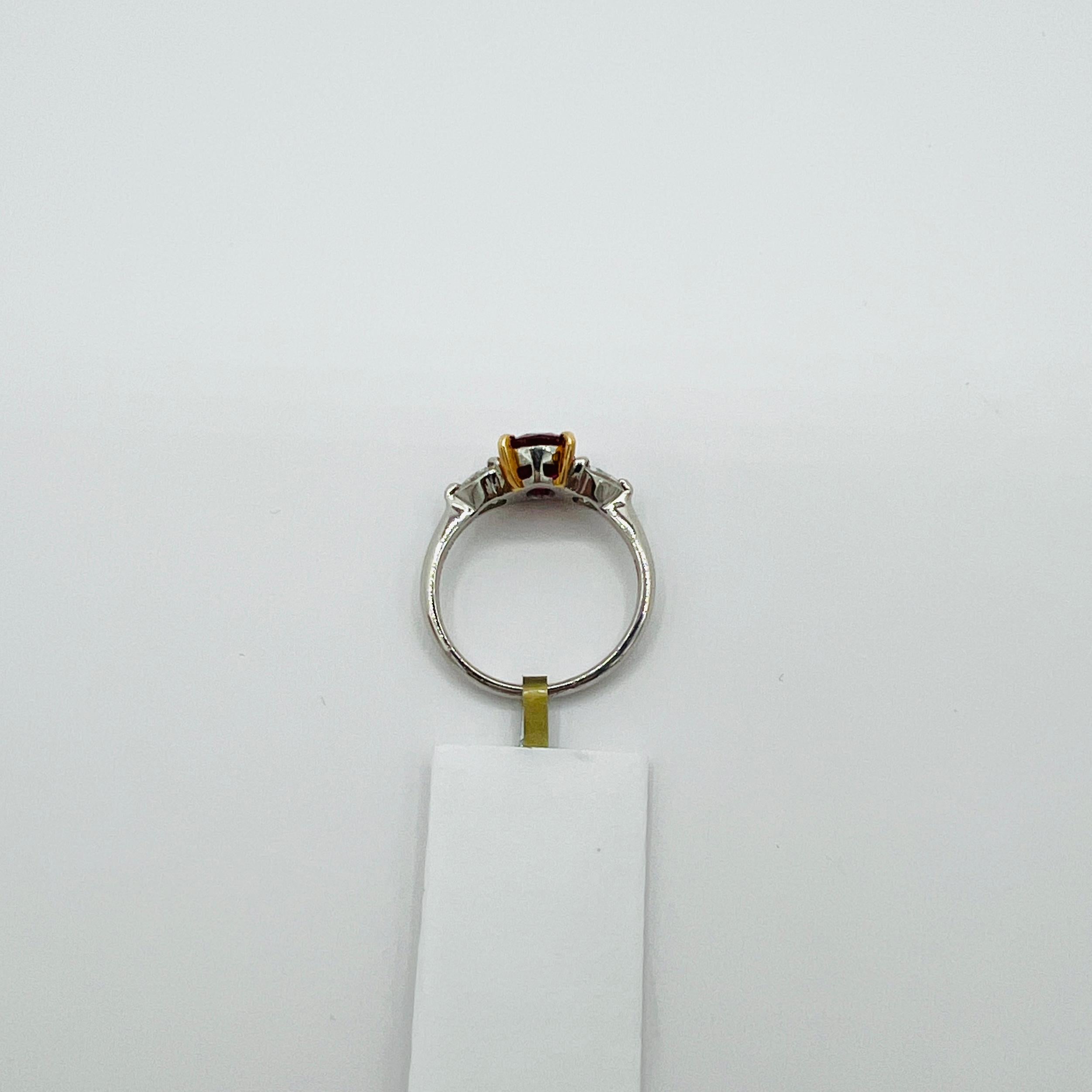 GIA Anillo Tailandés de Rubí Rojo Púrpura Ovalado y Diamante Corazón en Platino y Oro de 18K en venta 1