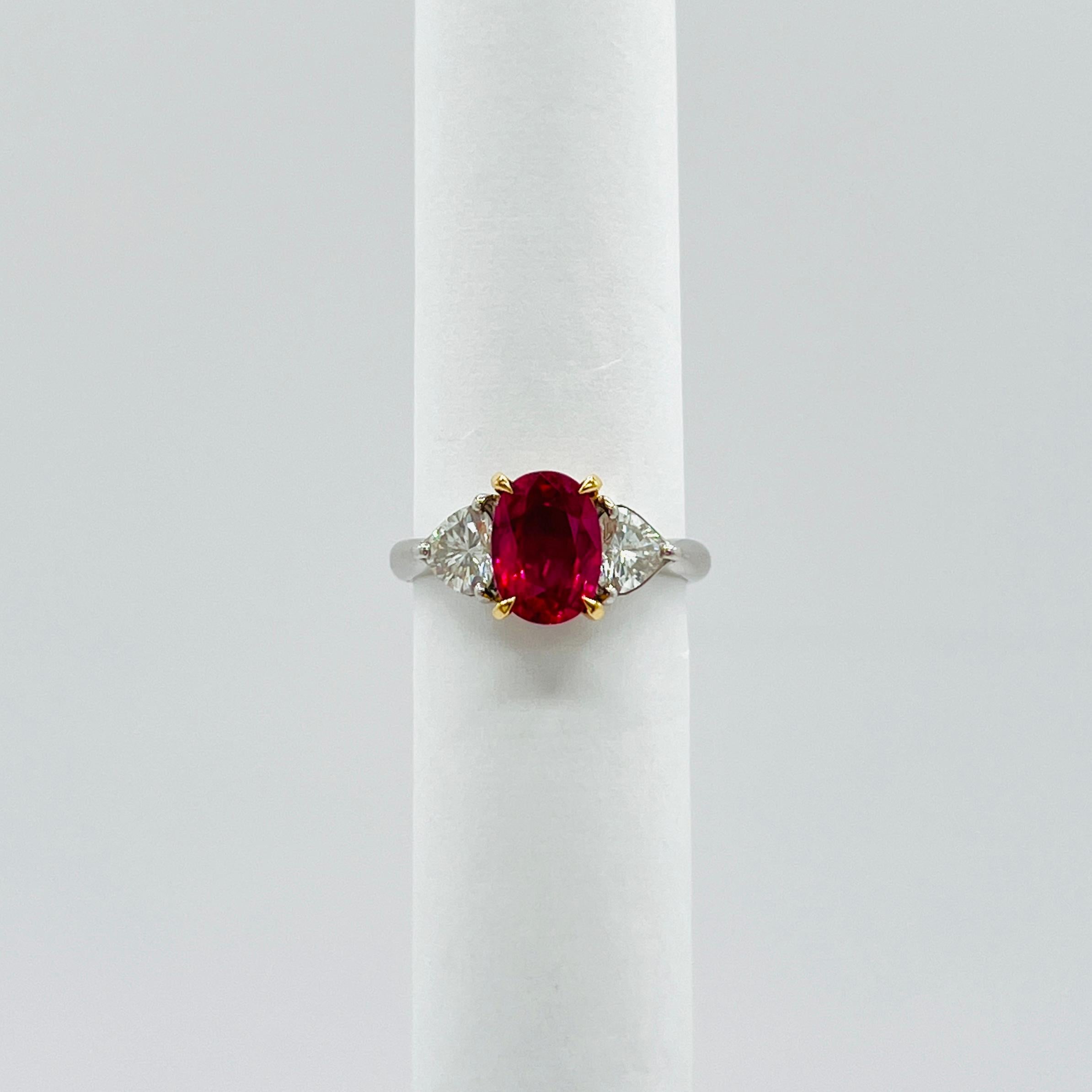 GIA Anillo Tailandés de Rubí Rojo Púrpura Ovalado y Diamante Corazón en Platino y Oro de 18K en venta 2