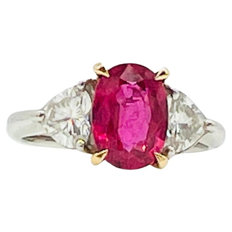 GIA Anillo Tailandés de Rubí Rojo Púrpura Ovalado y Diamante Corazón en Platino y Oro de 18K en venta