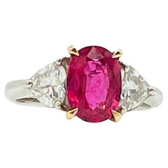 GIA Anillo Tailandés de Rubí Rojo Púrpura Ovalado y Diamante Corazón en Platino y Oro de 18K