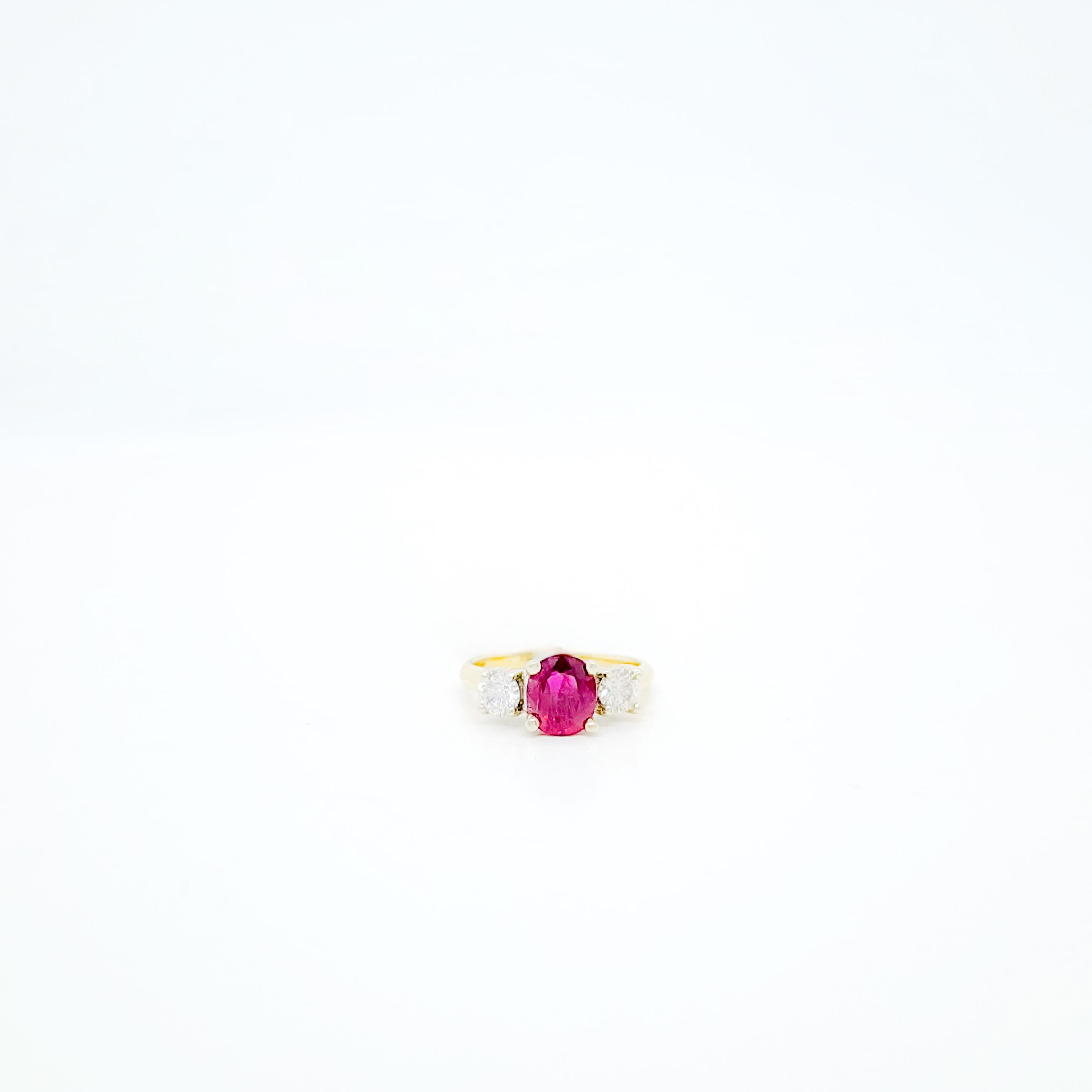 GIA Thai Ruby Oval and White Diamond Three Stone Ring in 14k (Bague à trois pierres en rubis thaïlandais et diamant blanc) Neuf - En vente à Los Angeles, CA