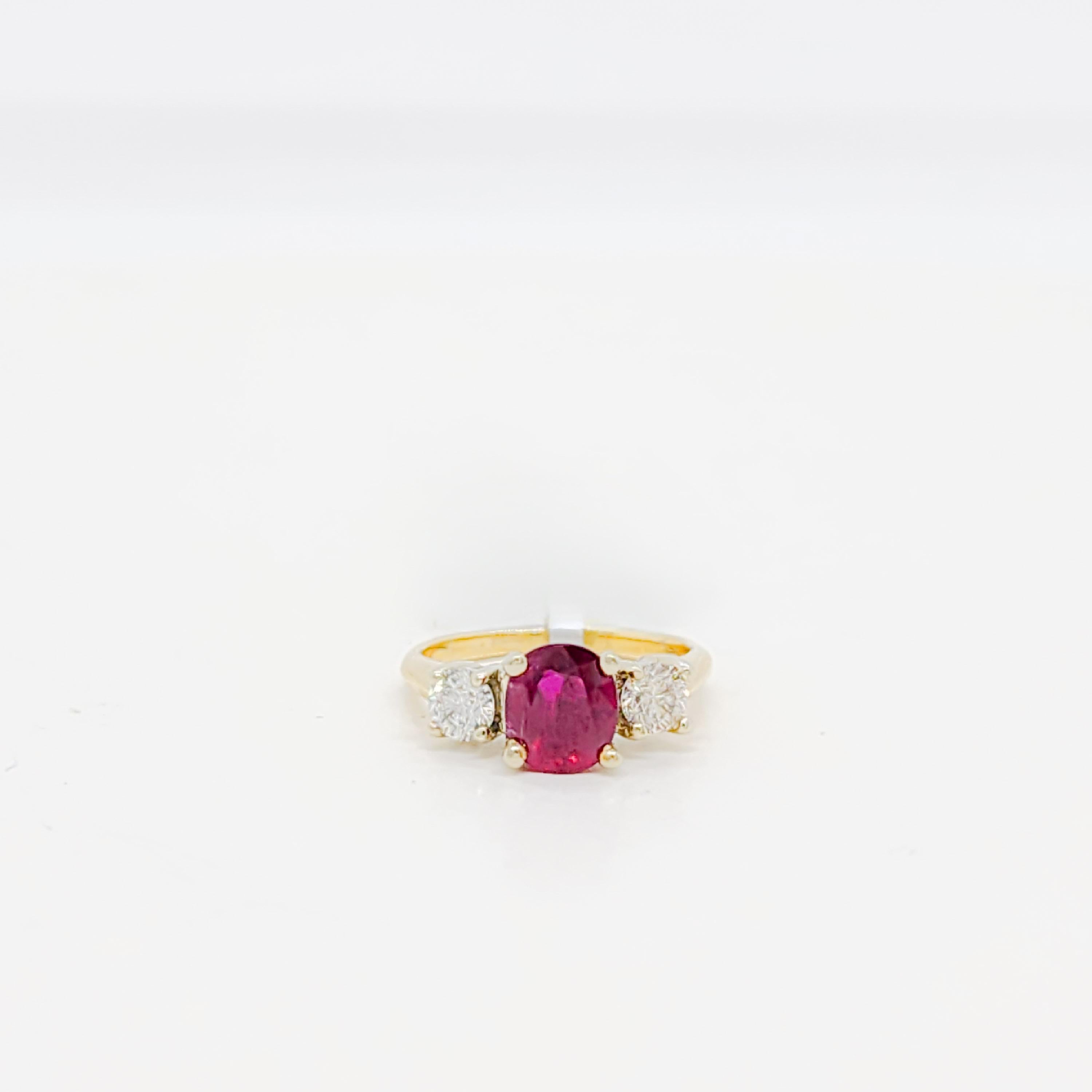GIA Thai Ruby Oval and White Diamond Three Stone Ring in 14k (Bague à trois pierres en rubis thaïlandais et diamant blanc) Unisexe en vente