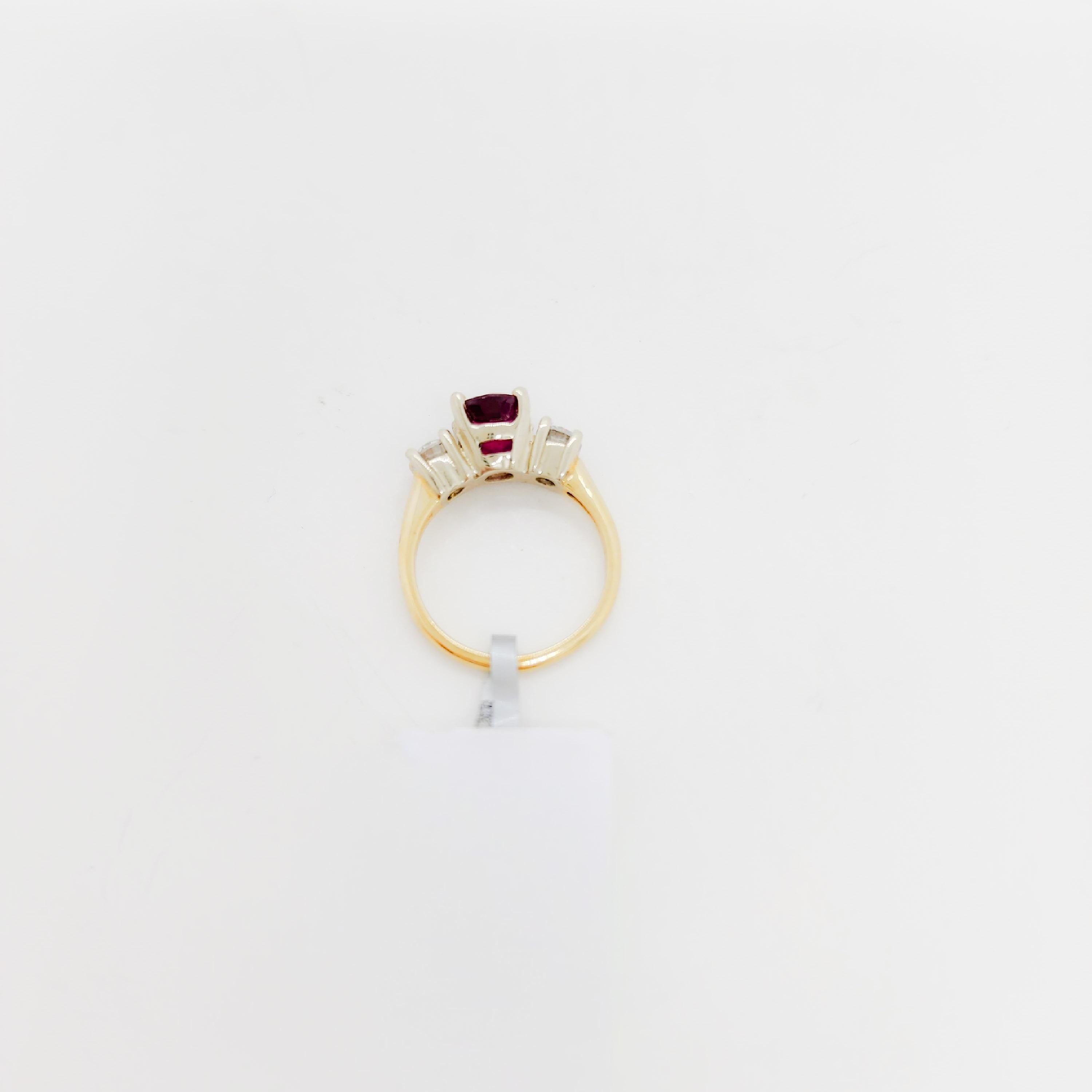 GIA Thai Ruby Oval and White Diamond Three Stone Ring in 14k (Bague à trois pierres en rubis thaïlandais et diamant blanc) en vente 1