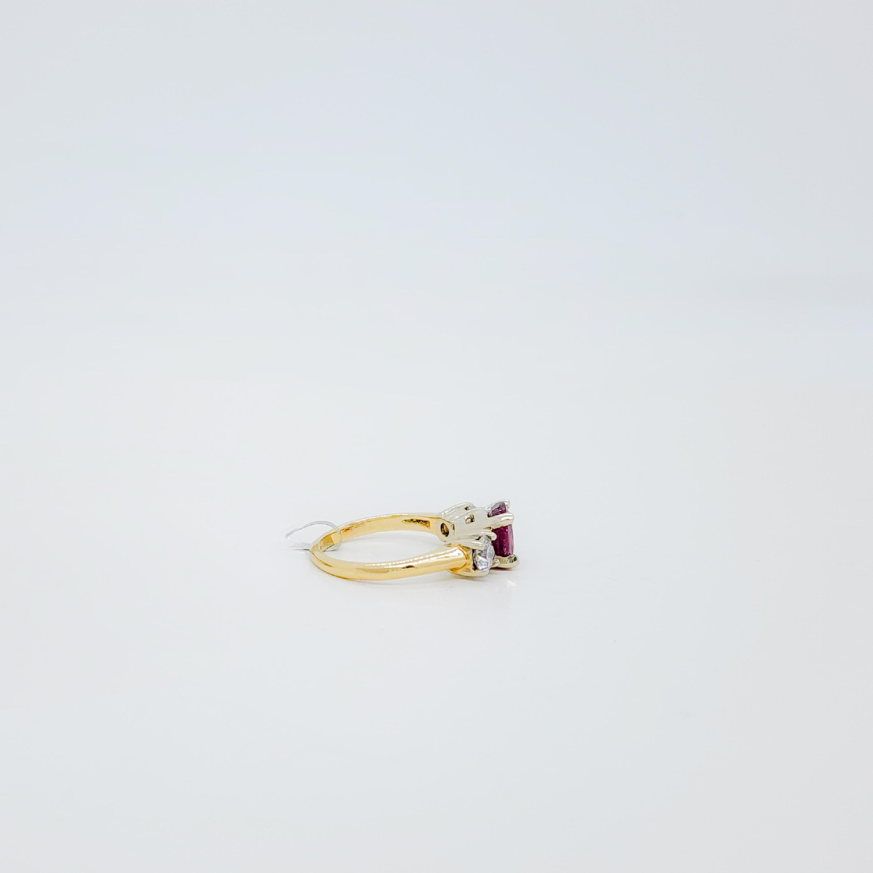 GIA Thai Ruby Oval and White Diamond Three Stone Ring in 14k (Bague à trois pierres en rubis thaïlandais et diamant blanc) en vente 2