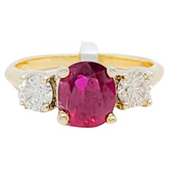 GIA Thai Ruby Oval and White Diamond Three Stone Ring in 14k (Bague à trois pierres en rubis thaïlandais et diamant blanc)