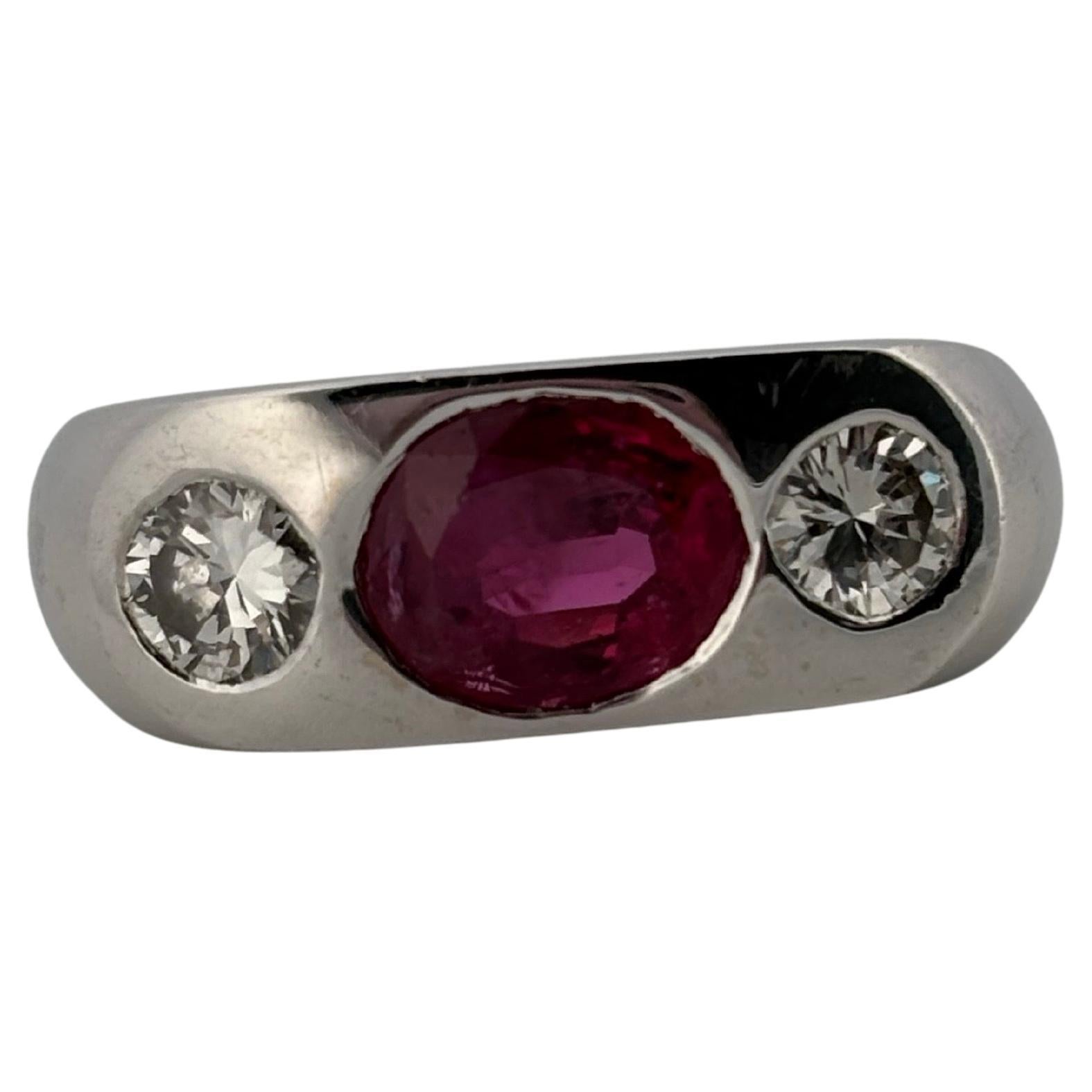 Este llamativo anillo de mediados de siglo está elaborado en oro blanco macizo de 14 quilates y presenta un diseño atrevido y atemporal. En su centro descansa un vívido rubí natural de talla oval de 1,25 quilates, apreciado por su intenso tono rojo
