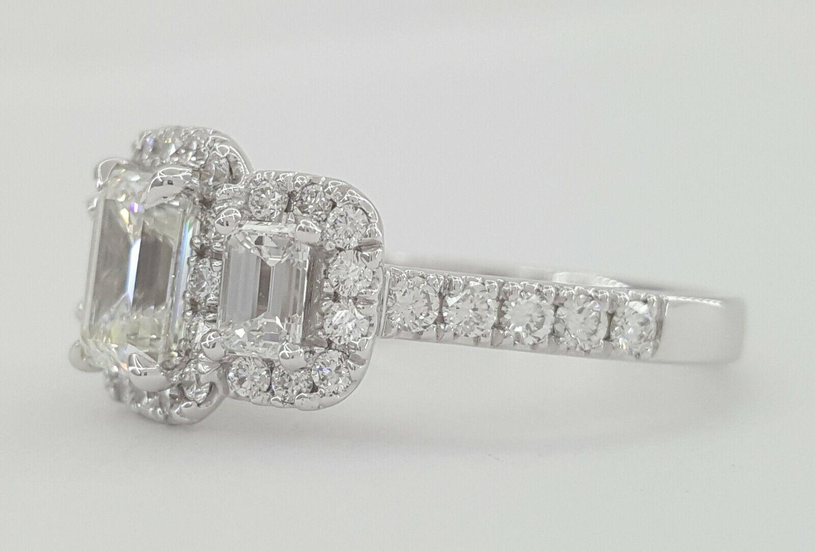 Moderne Bague de fiançailles halo à trois pierres en or blanc de 2,40 carats avec diamant taille émeraude certifié GIA en vente
