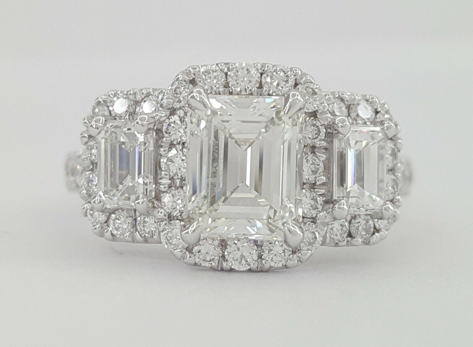 Taille ronde Bague de fiançailles halo à trois pierres en or blanc de 2,40 carats avec diamant taille émeraude certifié GIA en vente