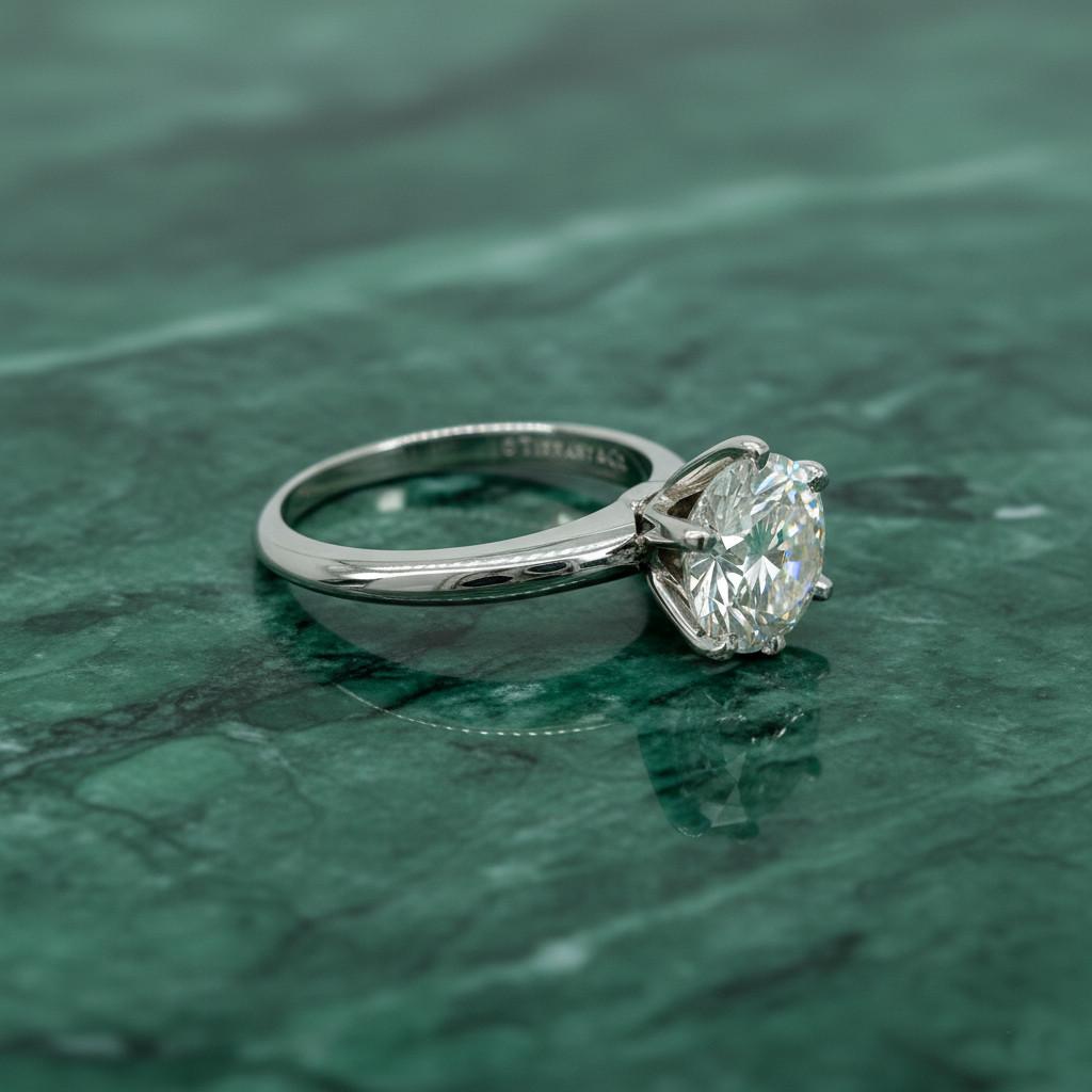 Taille ronde Bague solitaire en platine avec diamant rond brillant certifiée GIA et Tiffany en vente