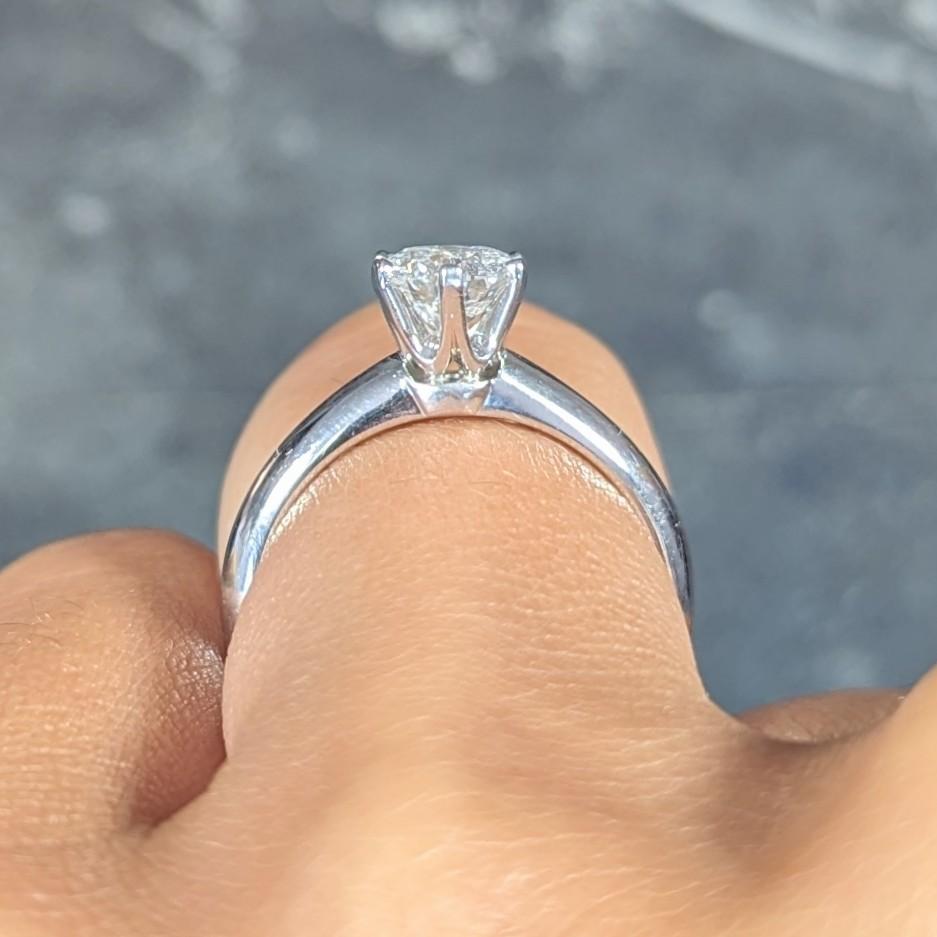GIA Tiffany & Co. Contemporain  Bague de fiançailles en platine avec un diamant de 0,90 CTW en vente 10