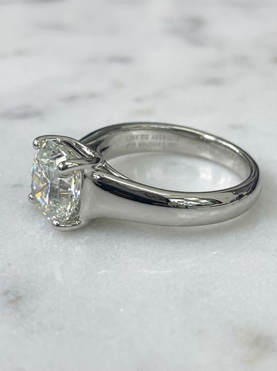 Questa eccezionale Tiffany & Co. L'anello con diamante Lucida mette in mostra uno dei tagli proprietari più iconici della Maison, presentato in una splendida montatura in platino. La pietra centrale pesa ben 2,25 carati e mostra un colore G e una