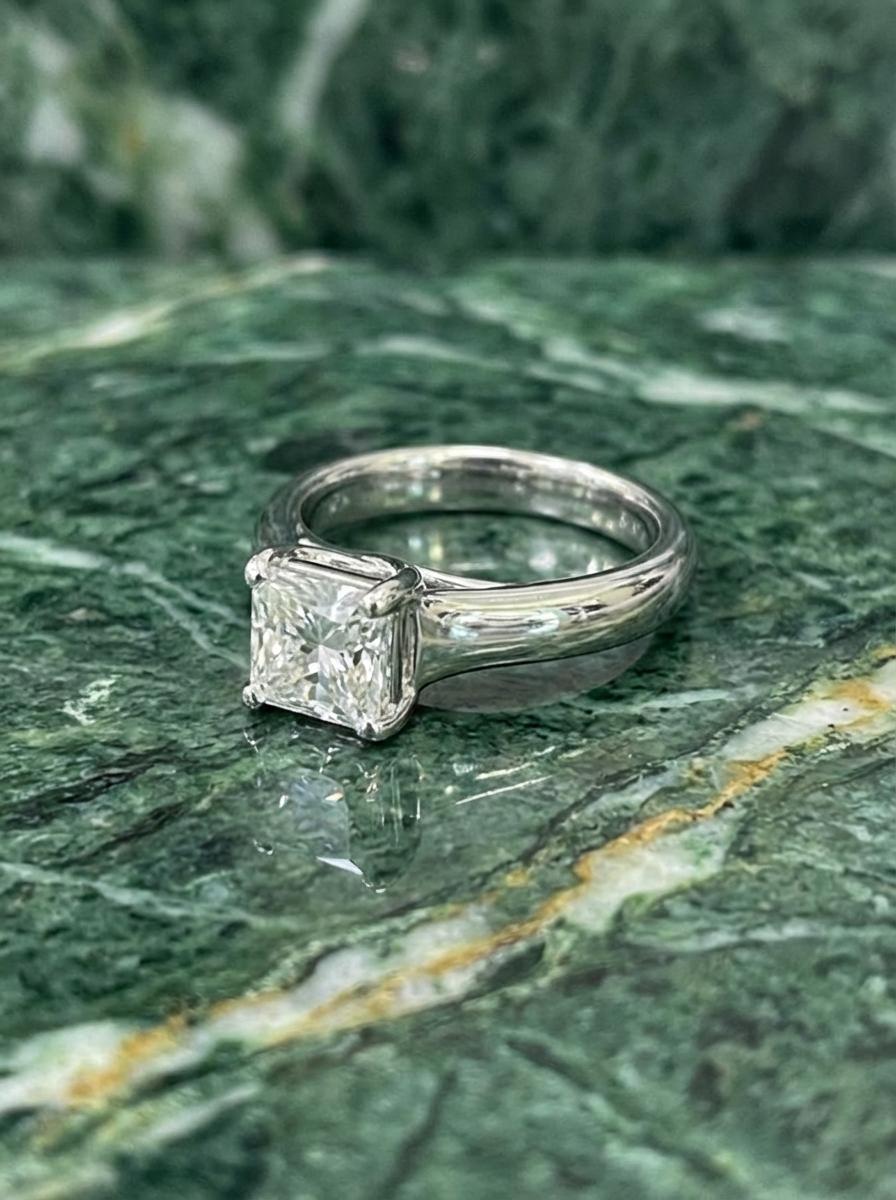Contemporaneo GIA Tiffany & Co. Anello Lucida con diamante in platino da 2,25 carati G-VS1 in vendita