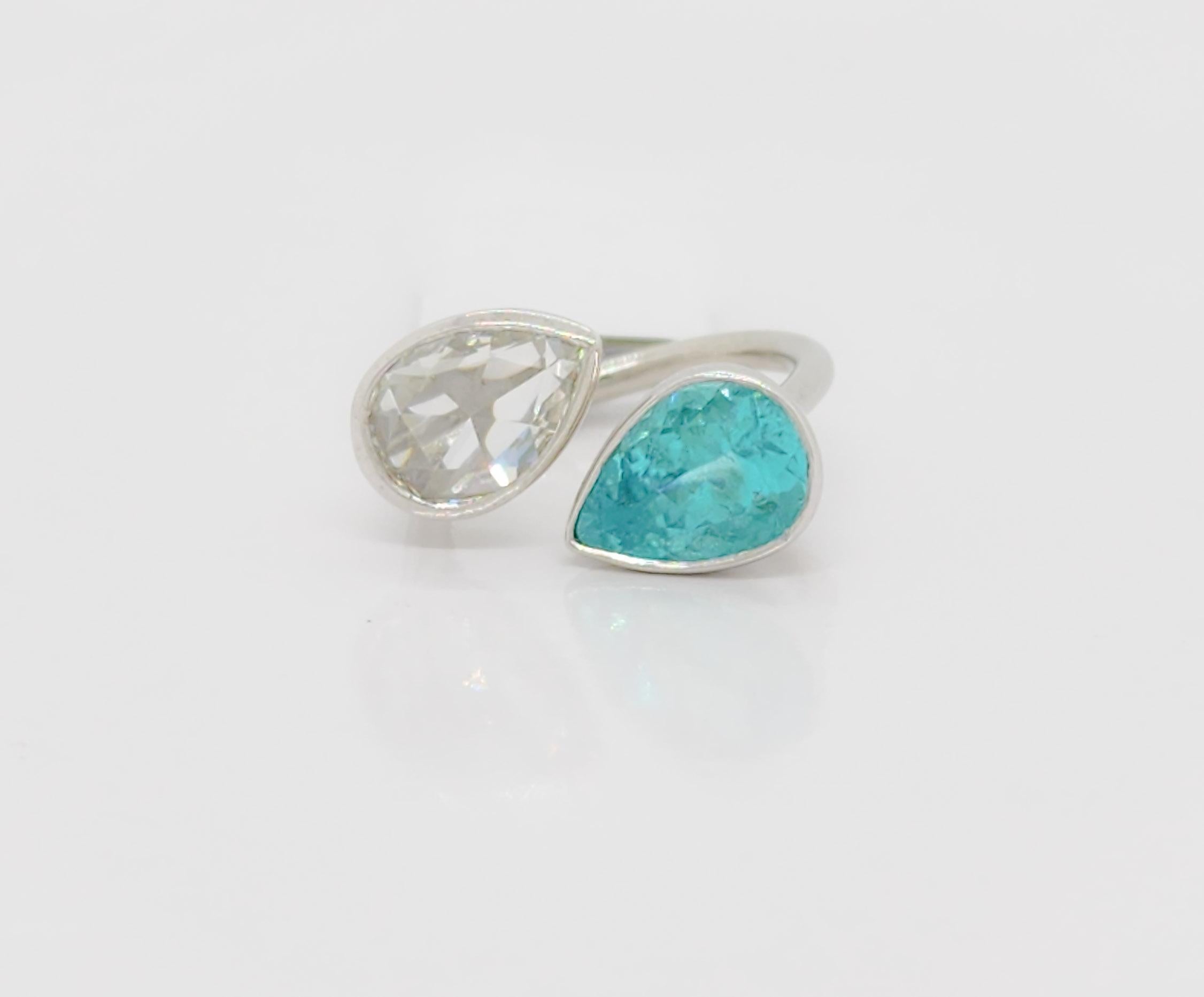 Wunderschöne 2,03 ct. weiße Diamanten im Rosenschliff in Birnenform mit einem 3,12 ct. hellen bläulich-grünen Paraiba-Turmalin in Birnenform.  Handgefertigt in Platin.  Ringgröße 6.  Inklusive GIA-Zertifikat.