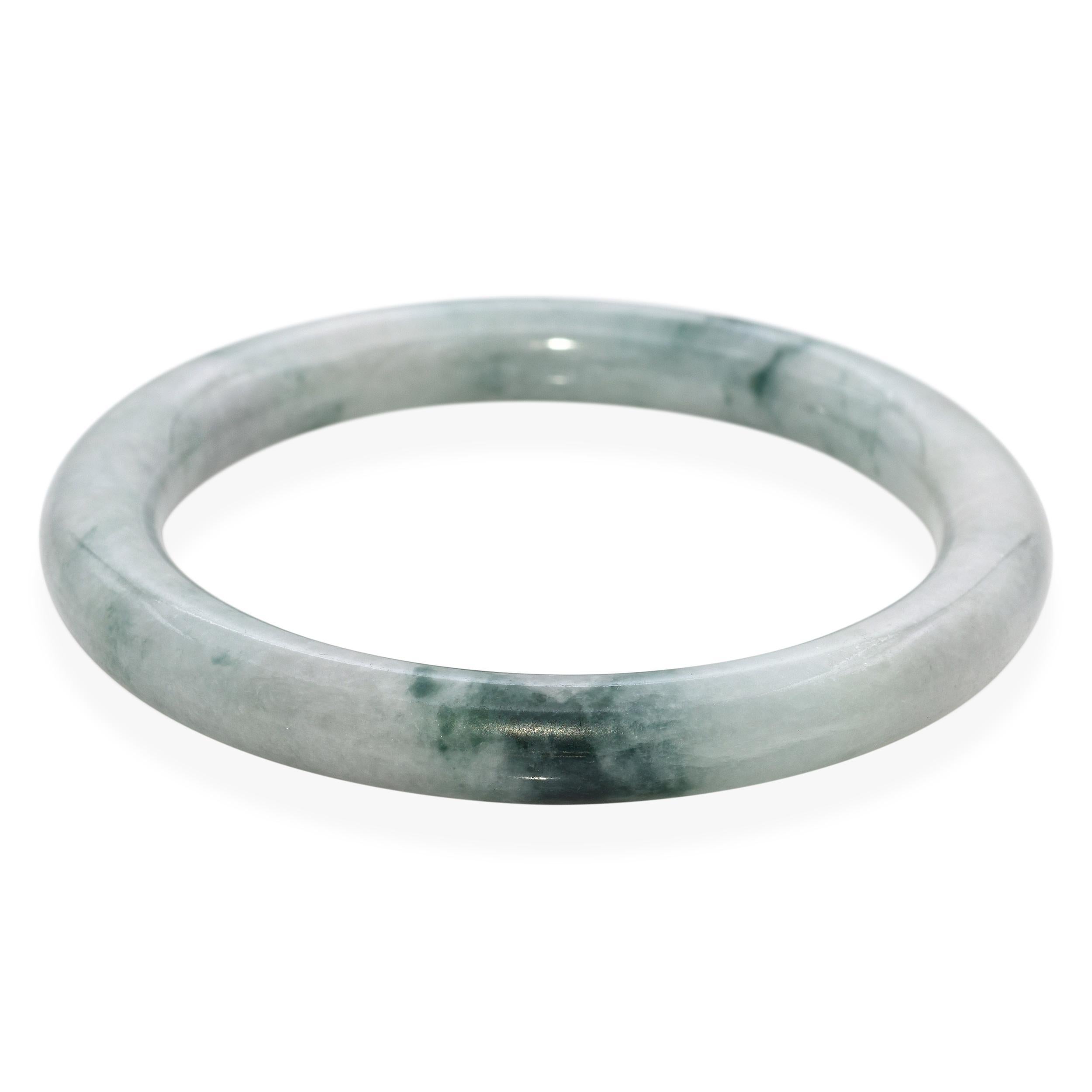 Excepcional brazalete de jade natural con jade de jadeíta de tipo A certificado por el GIA y jade de onfacita de color verde intenso, mezclados a la perfección en una llamativa y rara composición. El brazalete muestra ricos matices con moteado
