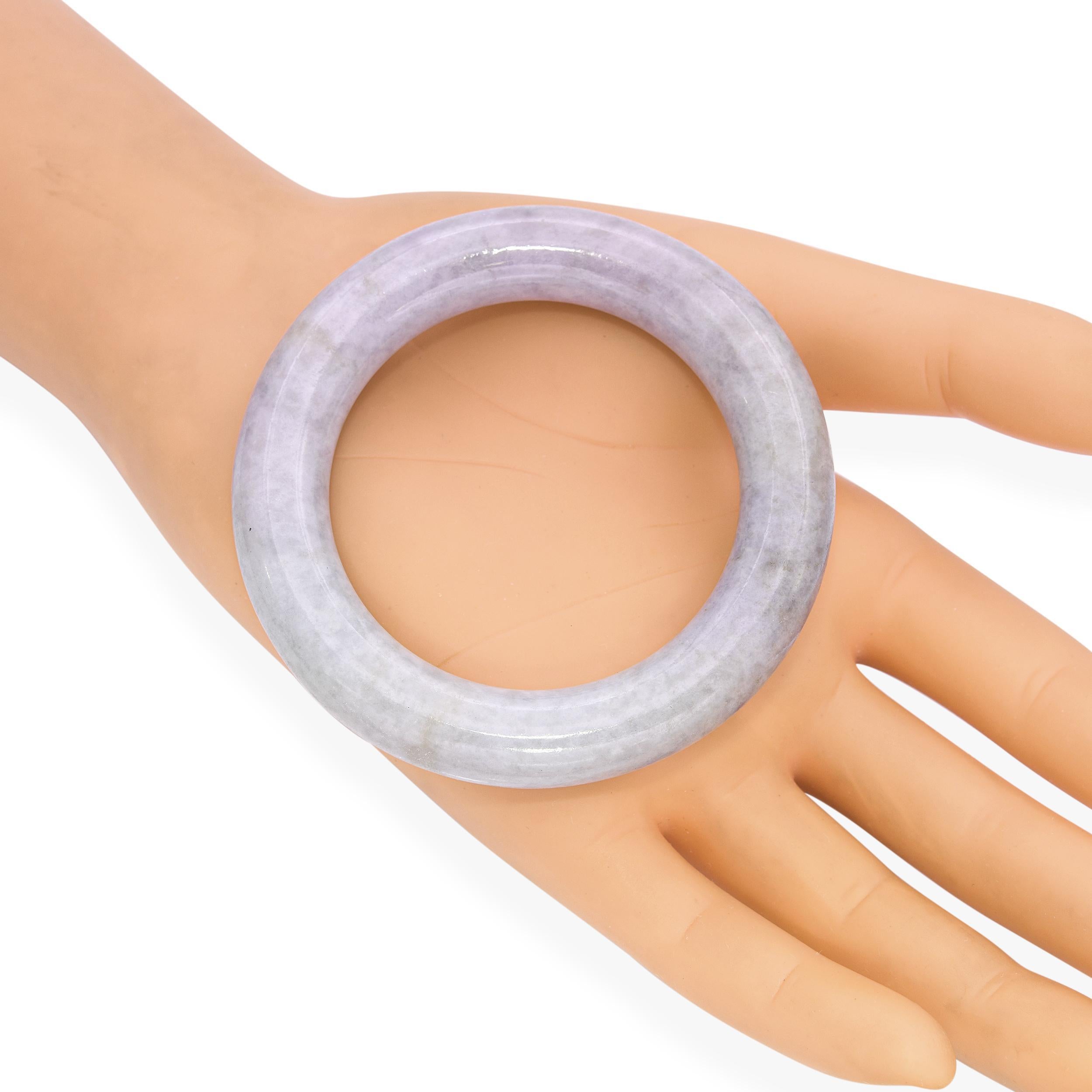 Non taillé Bracelet en jadéite translucide de type GIA A tachetée de violet clair et de vert clair en vente